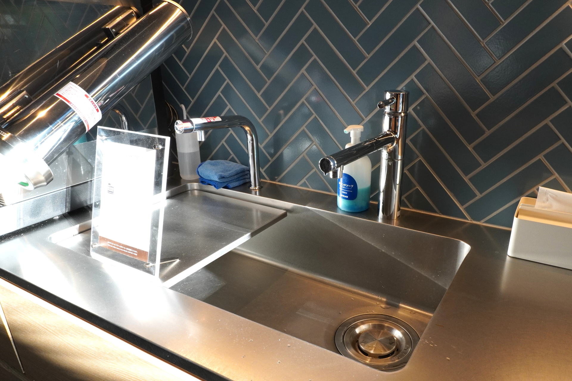 電子レンジやシンクがあるので、簡単な調理も可能