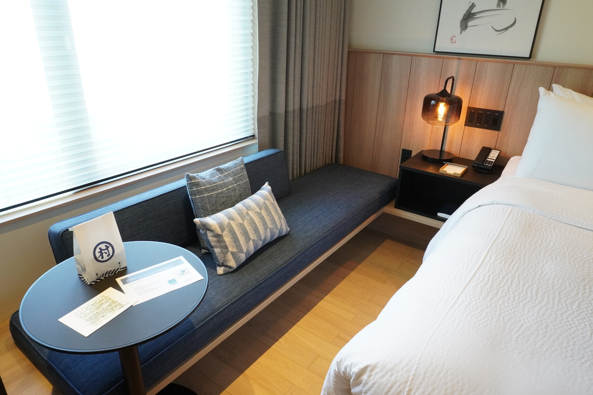 着替えなどを置くのにも便利なソファ