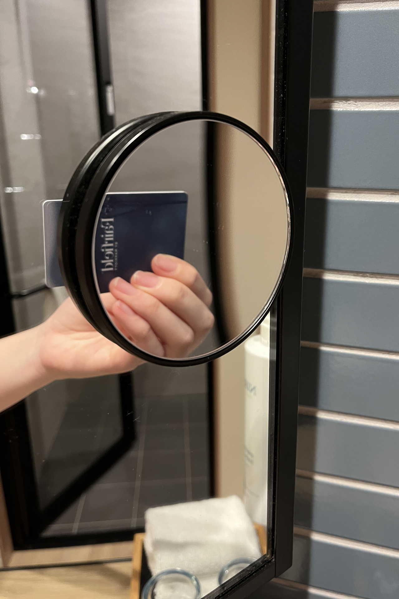 拡大鏡も付いている。手に持っているのは客室のカードキー