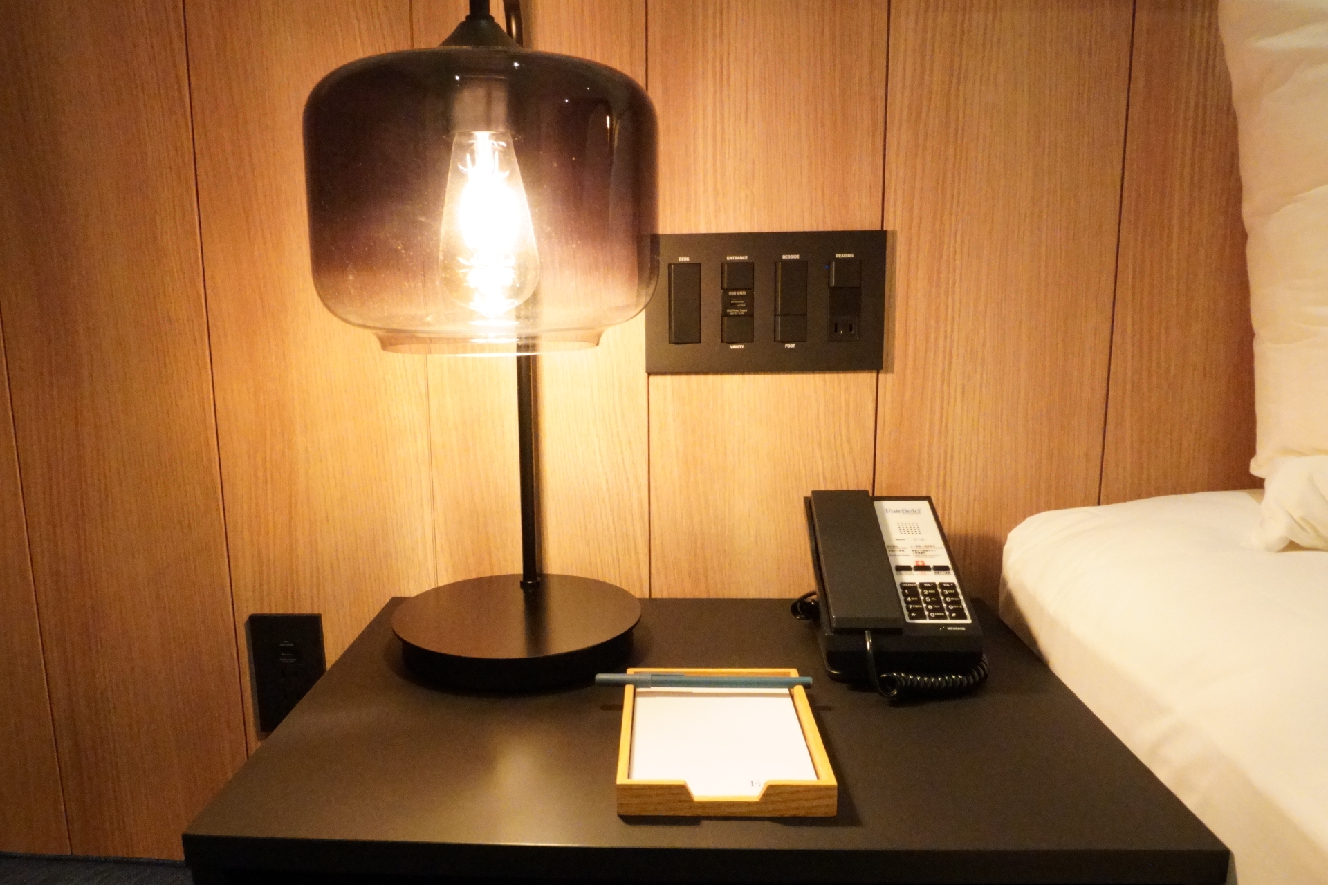 ベッド横の小デスク。向かって右側にもACコンセント×1、USB Type-A×1があったので、充電スペースの取り合いにはならないはず