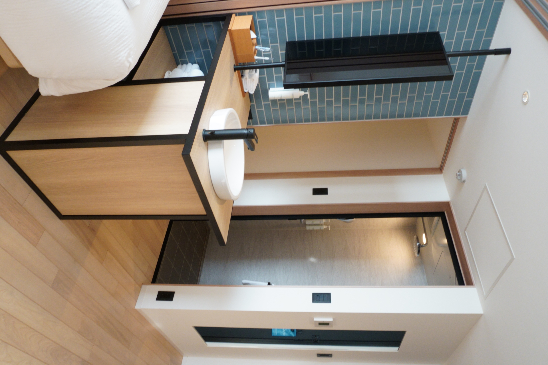 洗面台の鏡は360度回転できるので、シャワーを浴びたあと・着替え時のいずれも使いやすい