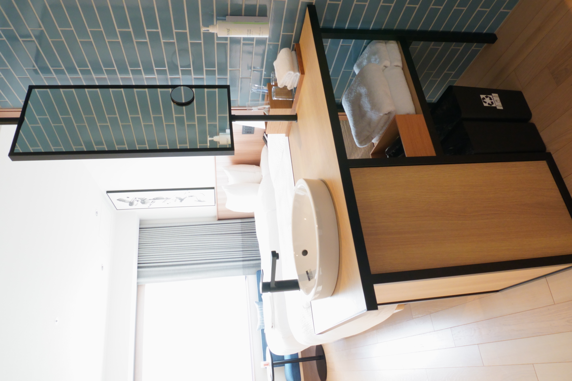 洗面台の鏡は360度回転できるので、シャワーを浴びたあと・着替え時のいずれも使いやすい