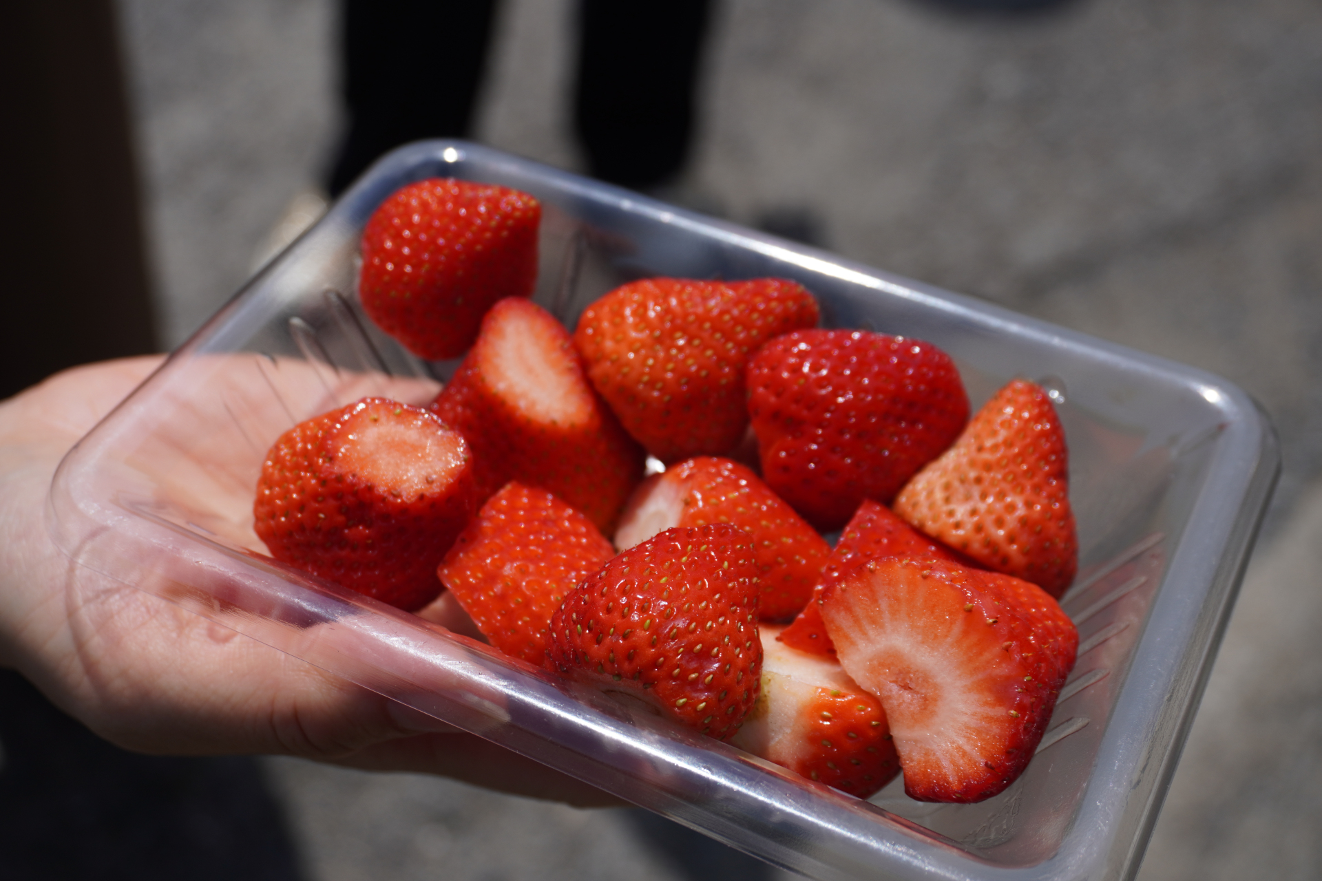 無人販売で売っていた苺。なんと1パック100円