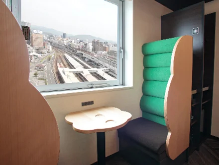 実車と同じモケットを使ったセミコンパートメント