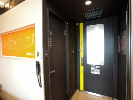 入り口やバスルームまわりも実車風に