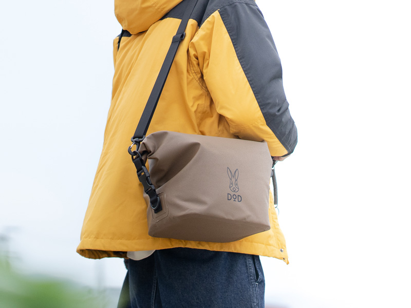 ブラウンカラーでロゴ入りのソフトクーラー