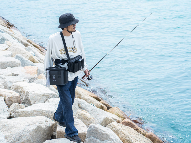 足場の悪い釣り場でもバケツを身に着けたまま移動できる