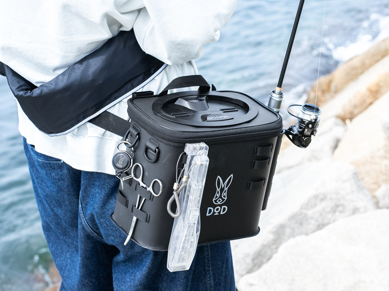 サイドのDリングとリボンに小物を装備できる