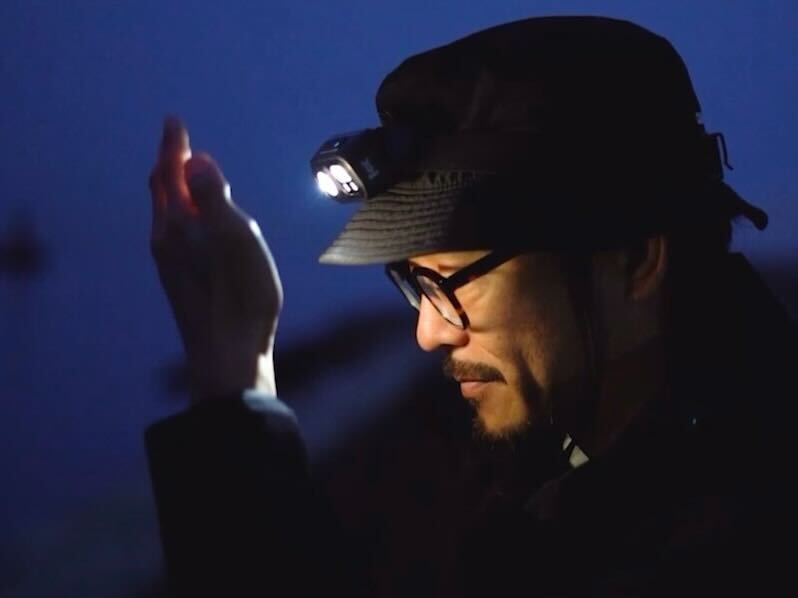 手をかざすだけで赤色・白色の切り替えが可能