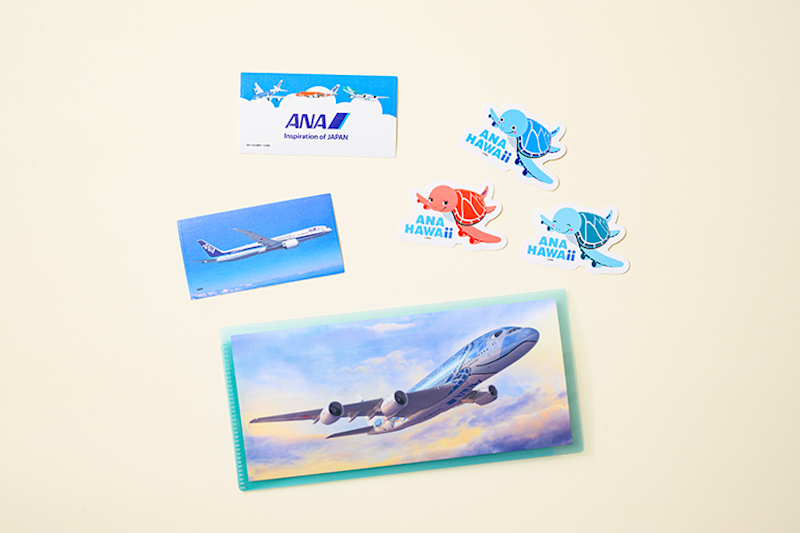 特別付録のステッカー5点セット（上）、チケットホルダーver.2（下）