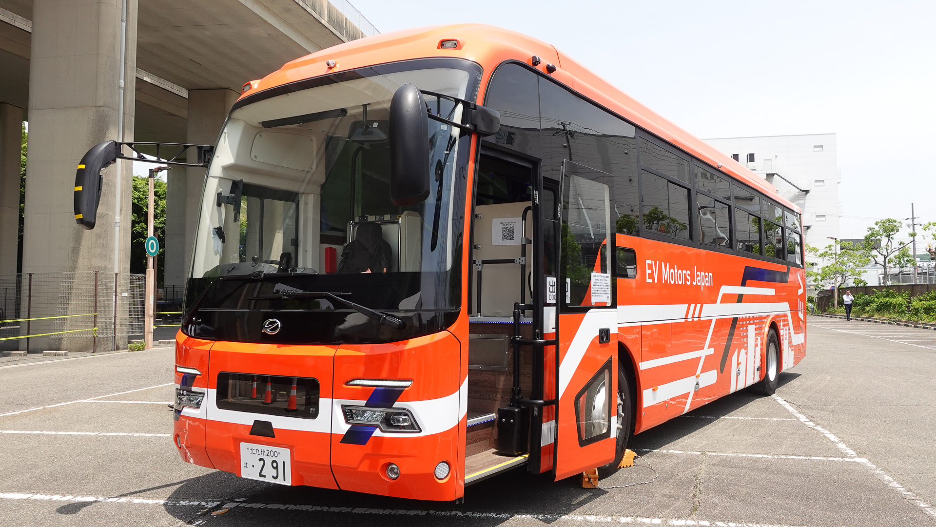 EVモーターズ・ジャパン「V8-Coach Bus」