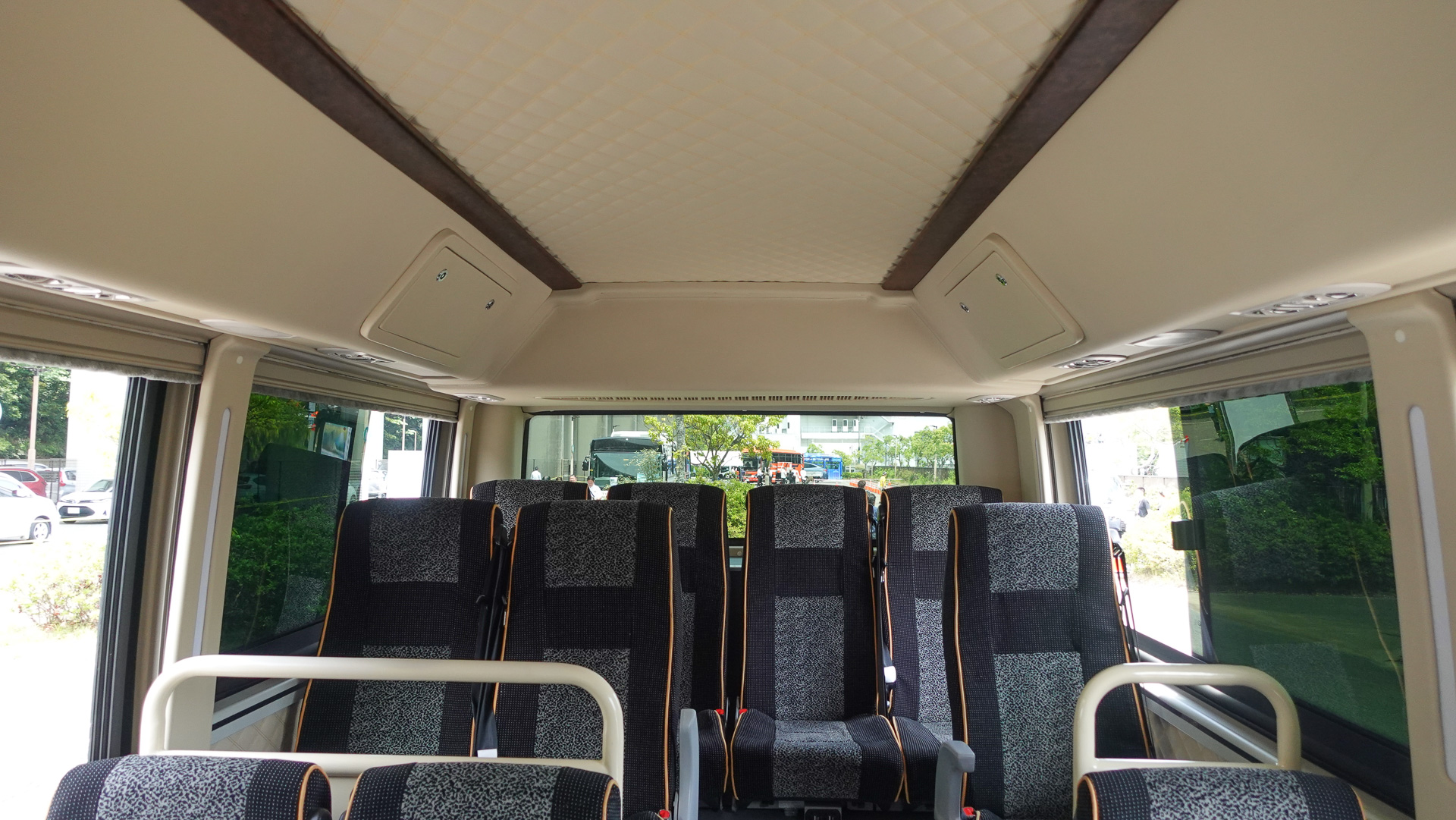 V8-Micro Bus 6.99m