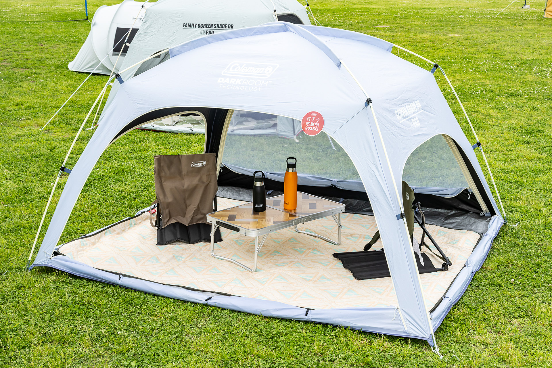 日光を90％、紫外線は99％カットするダークルームテクノロジーを採用した「スクリーンシェードDR」