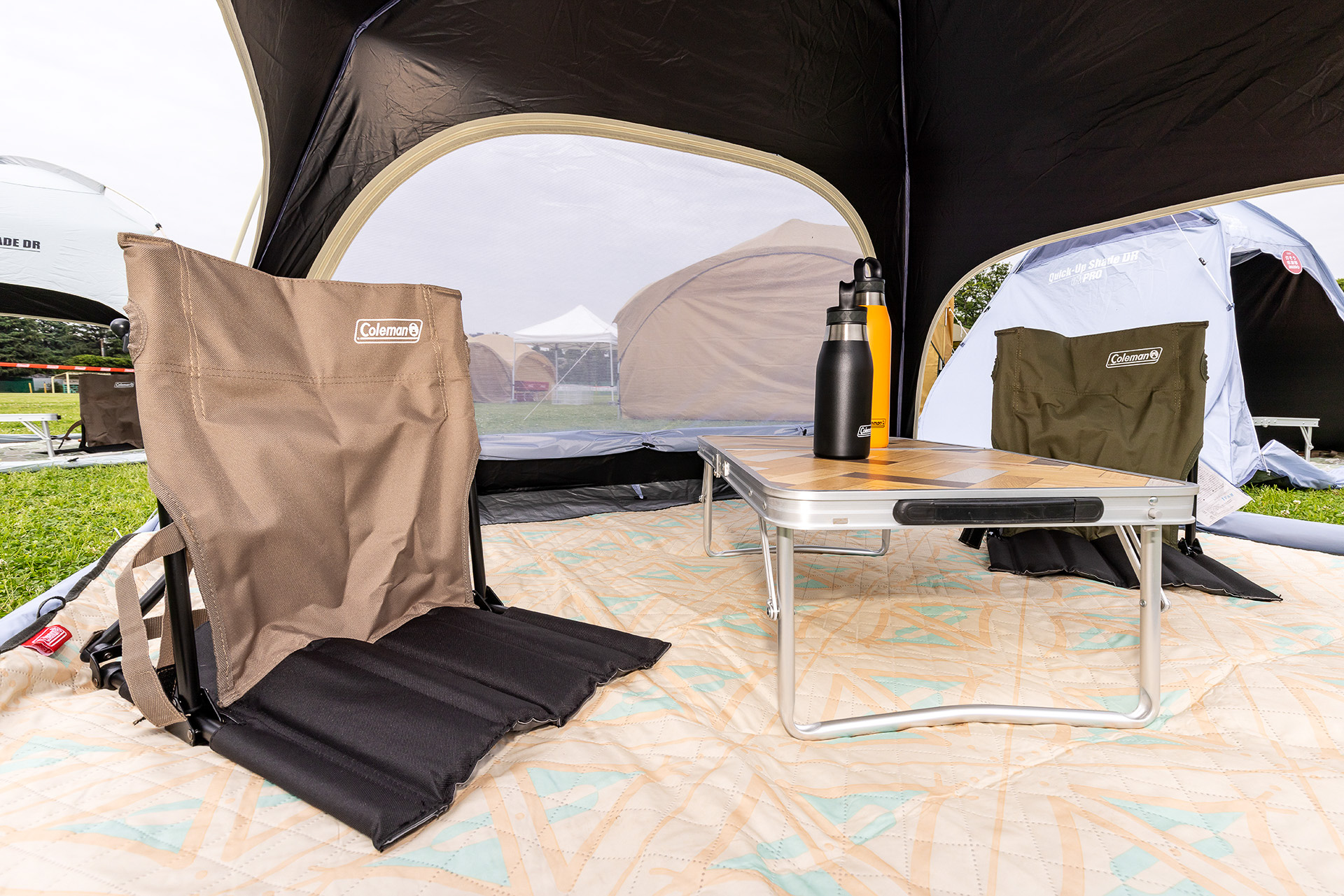 フロアには撥水加工されたピクニックマット