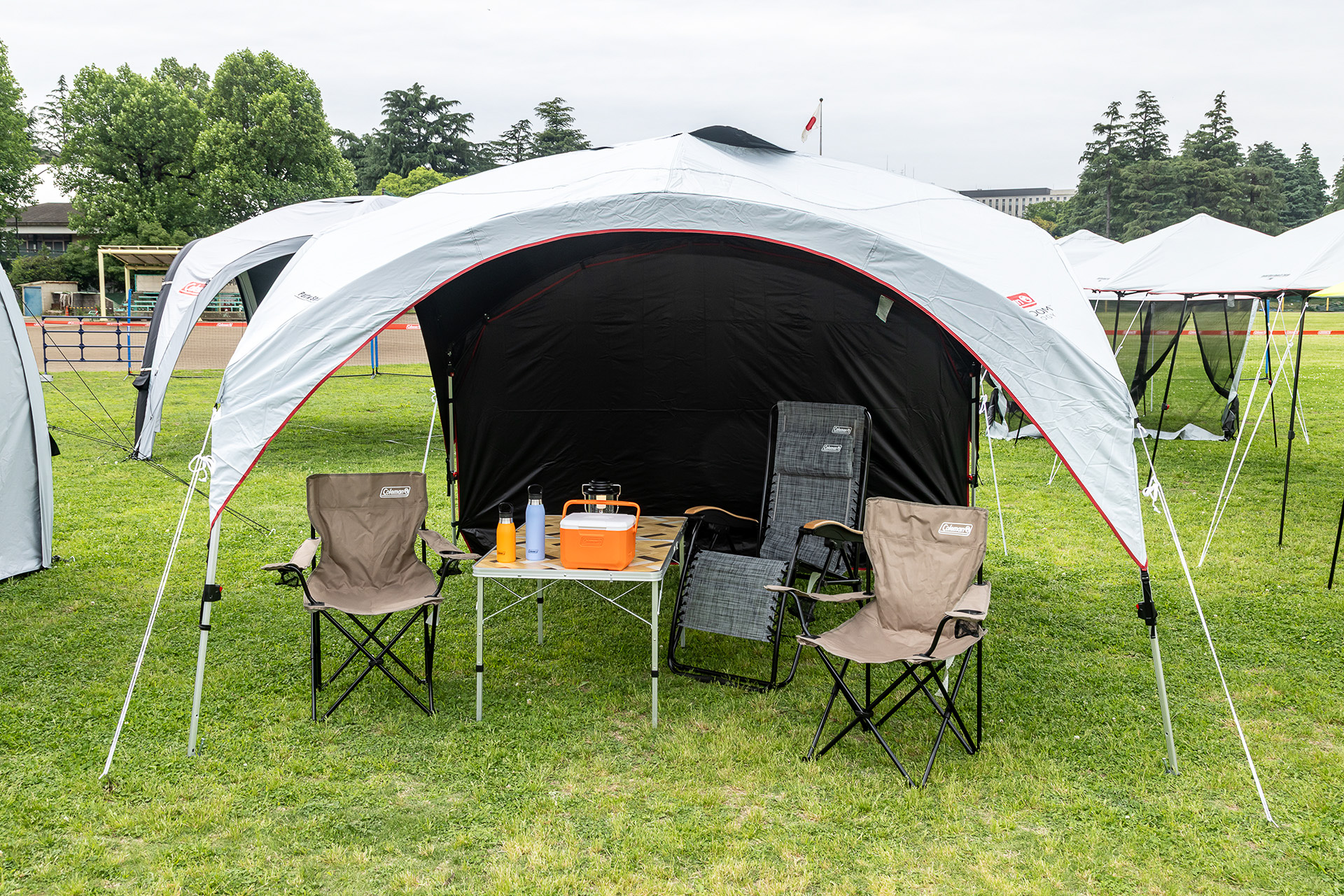 東京サマーランドにコールマンレストが登場。大型のシェードなどにより快適に過ごすことが可能