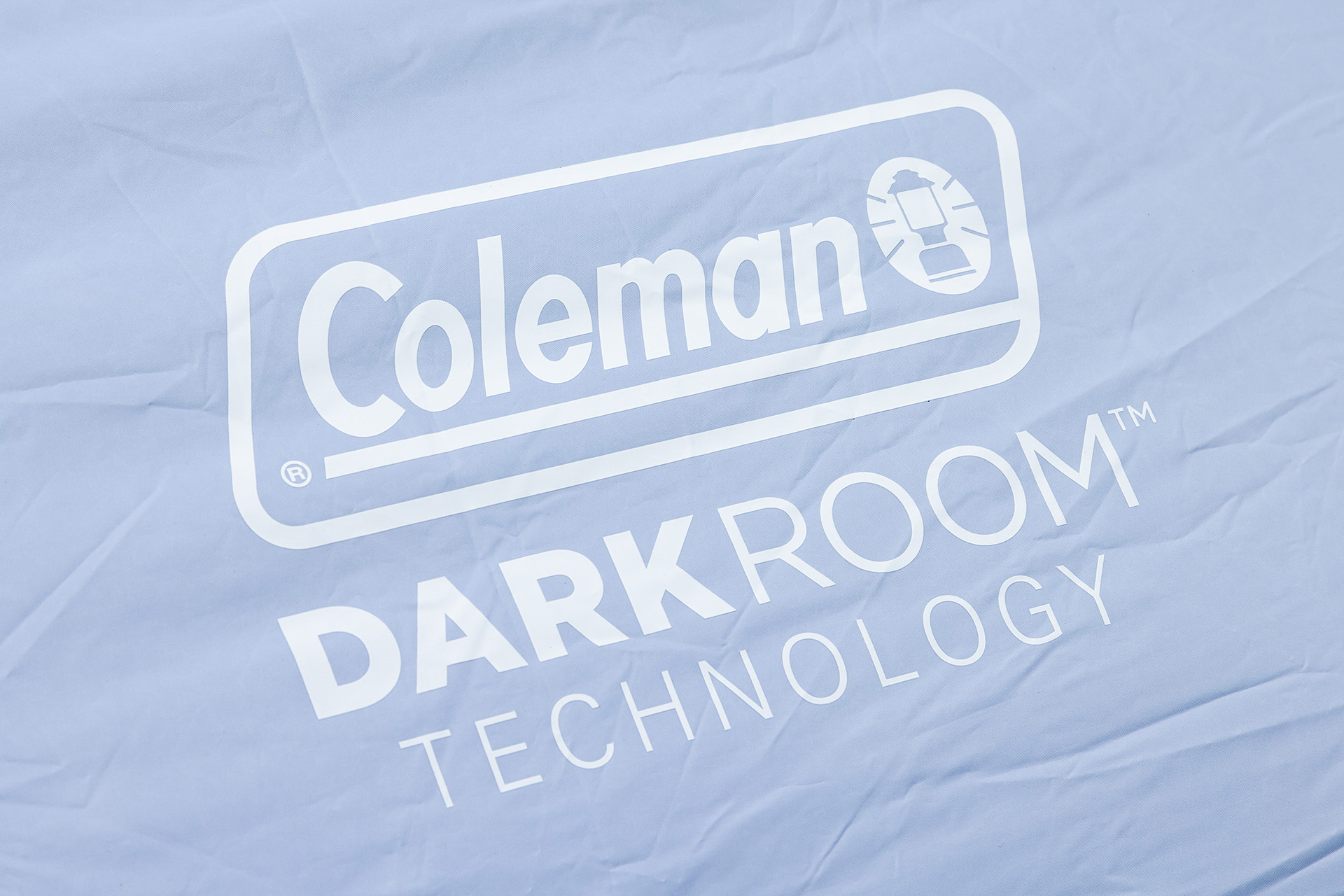 メインの「パーティシェードライト/300＋」はダークルームテクノロジーを採用