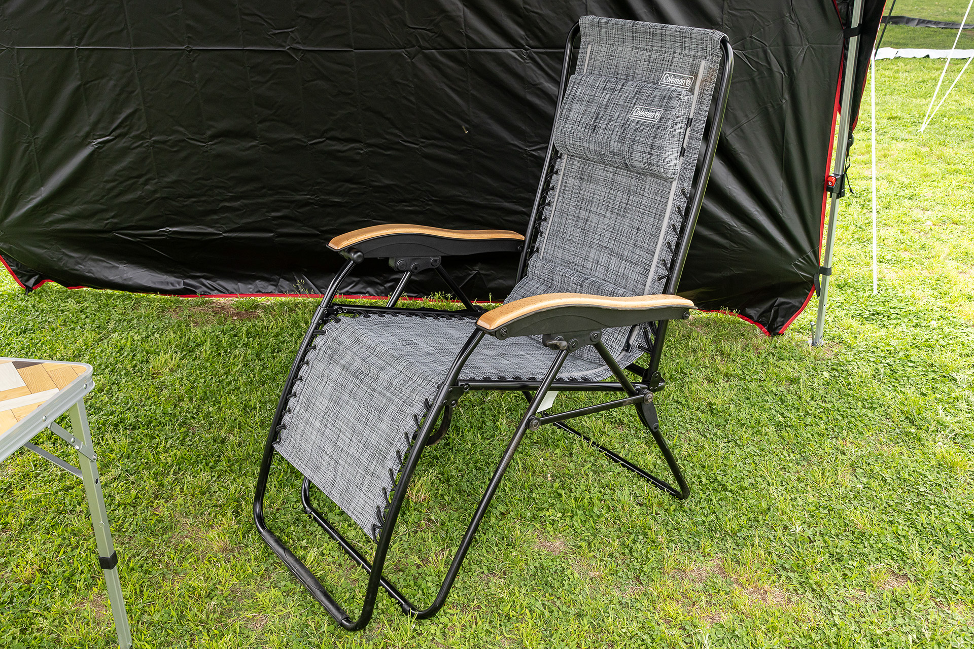 フルリクライニングが可能なインフィニティチェア エアー。可動式ランバーサポートも備える