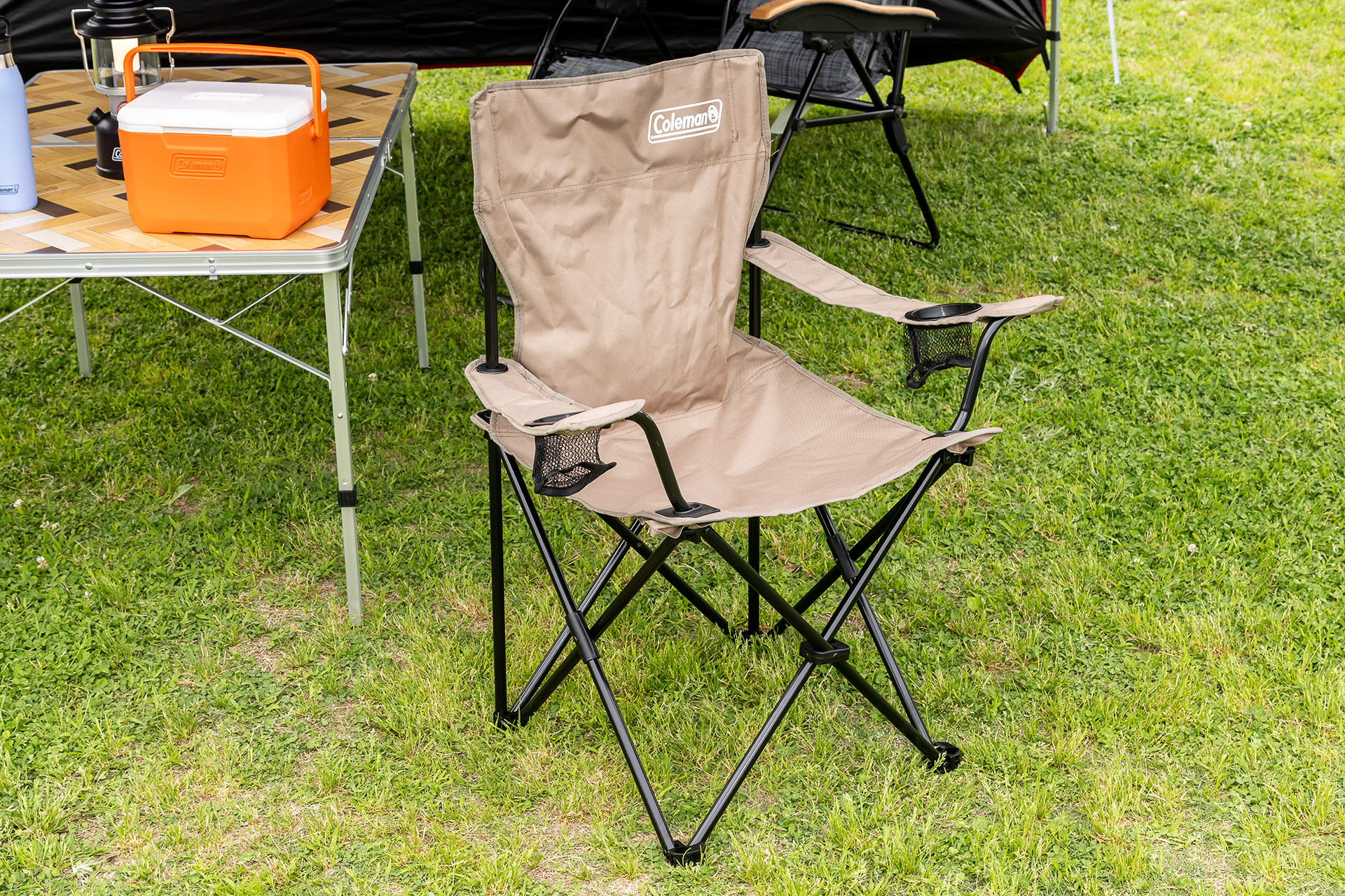 カップホルダー付きのリゾートチェア