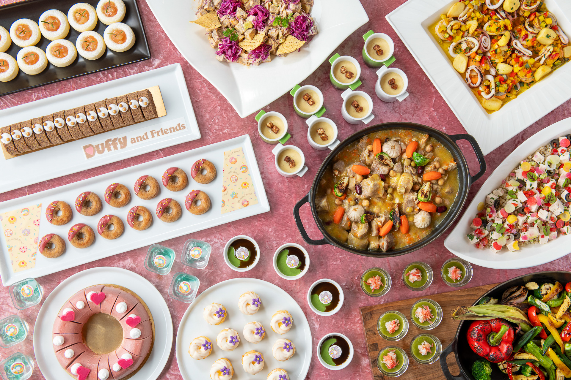 オチェーアノ「“ダッフィー＆フレンズのフィルド・ウィズ・ジョイ！”ブッフェ」（大人・土日祝7700円ほか）