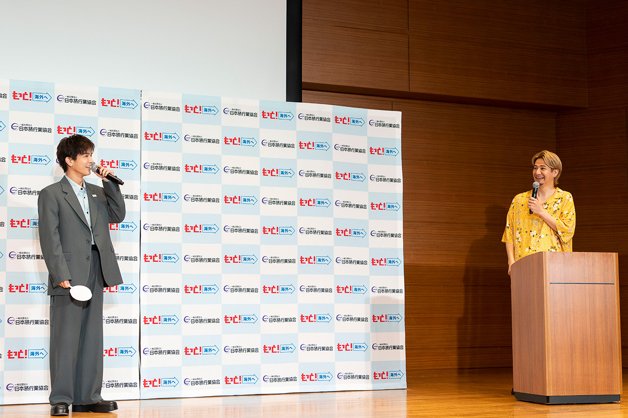 「世界の○×クイズ」に答える岩田さんと、MCのJOYさん