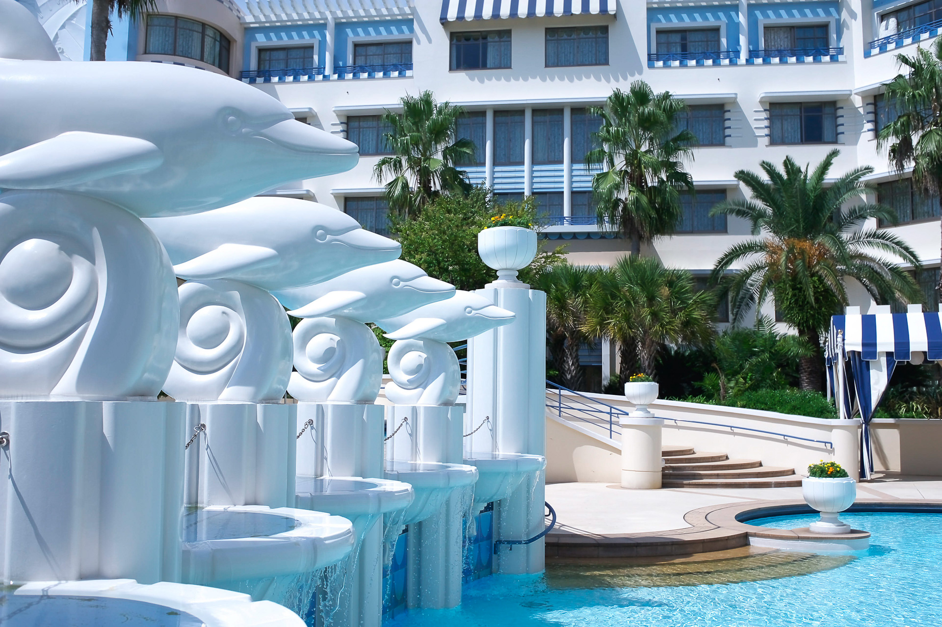 イルカの彫刻が並んでいる