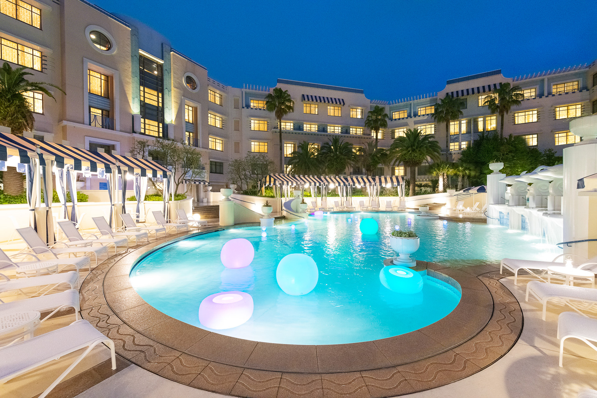 今年も人気のナイトプールを実施