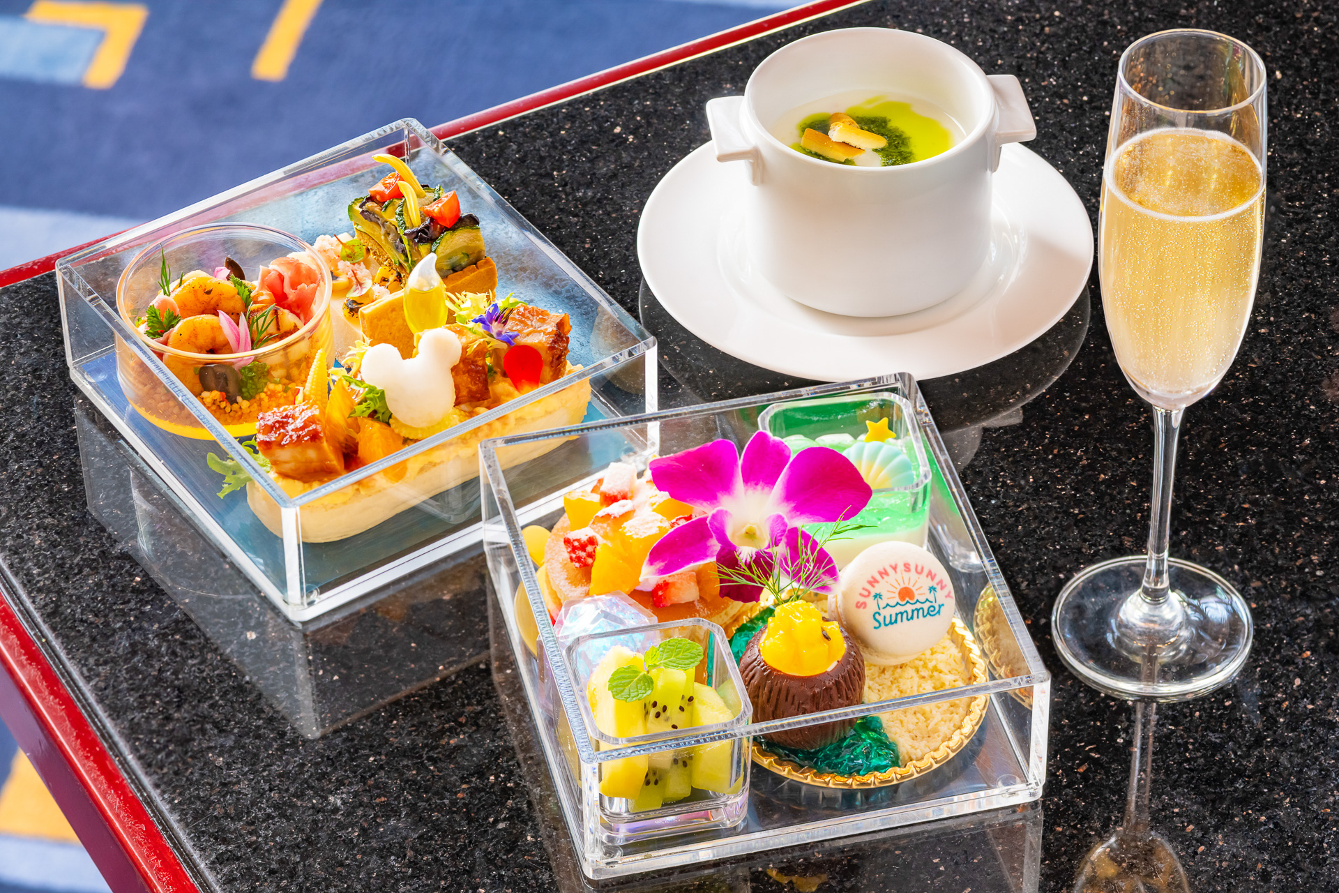 食事付きプランは「ハイピリオン・ラウンジ」とプールサイドの2タイプを用意