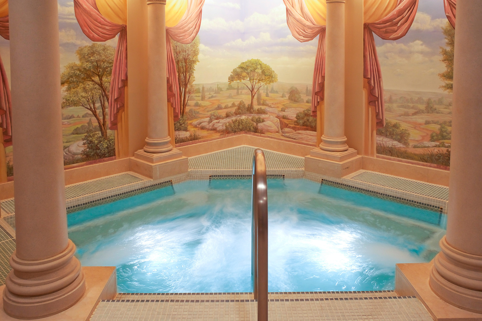 プールエリアにはバブルバスも完備する