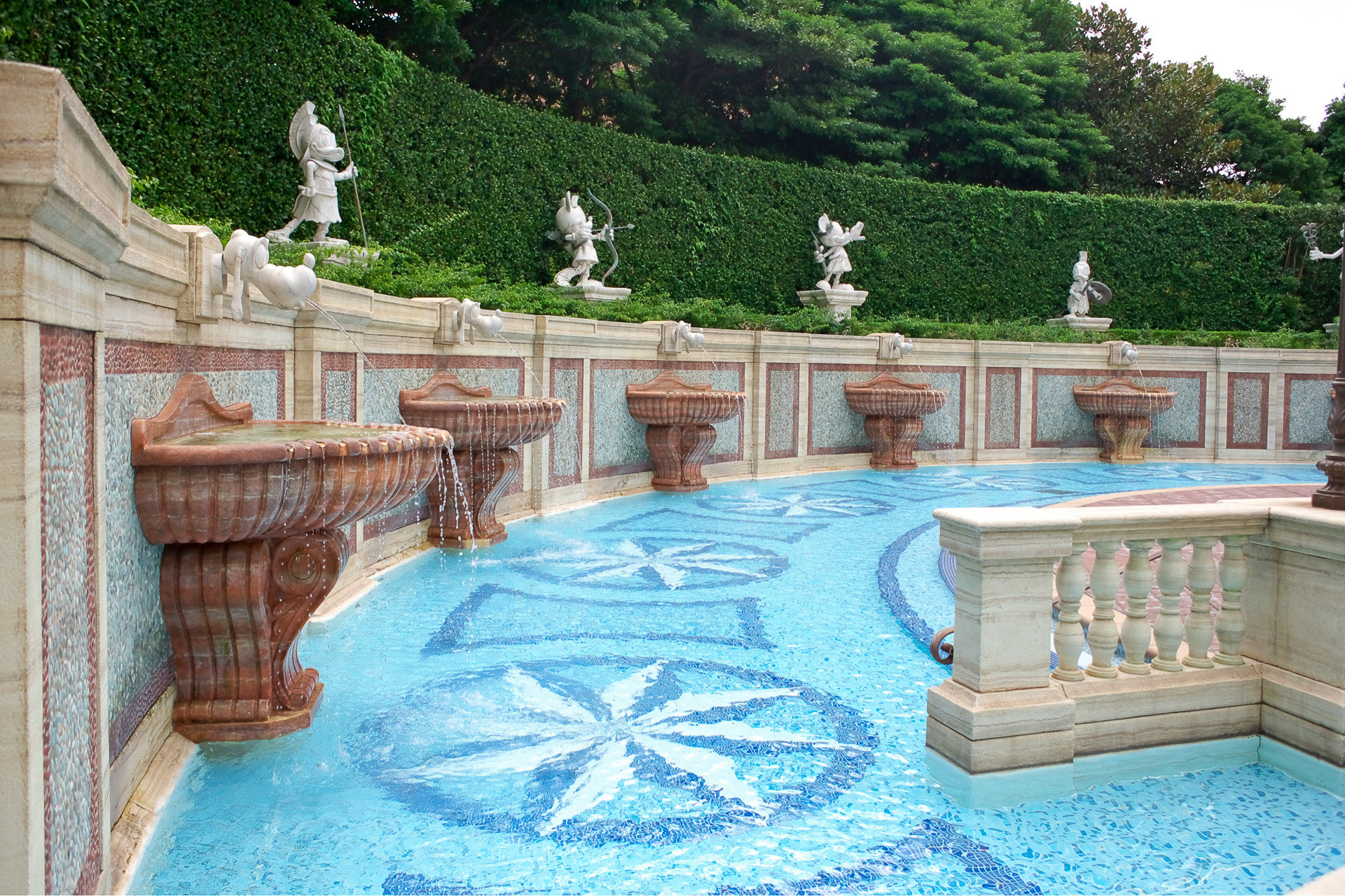 神話の神々の姿を模したディズニーの仲間たち