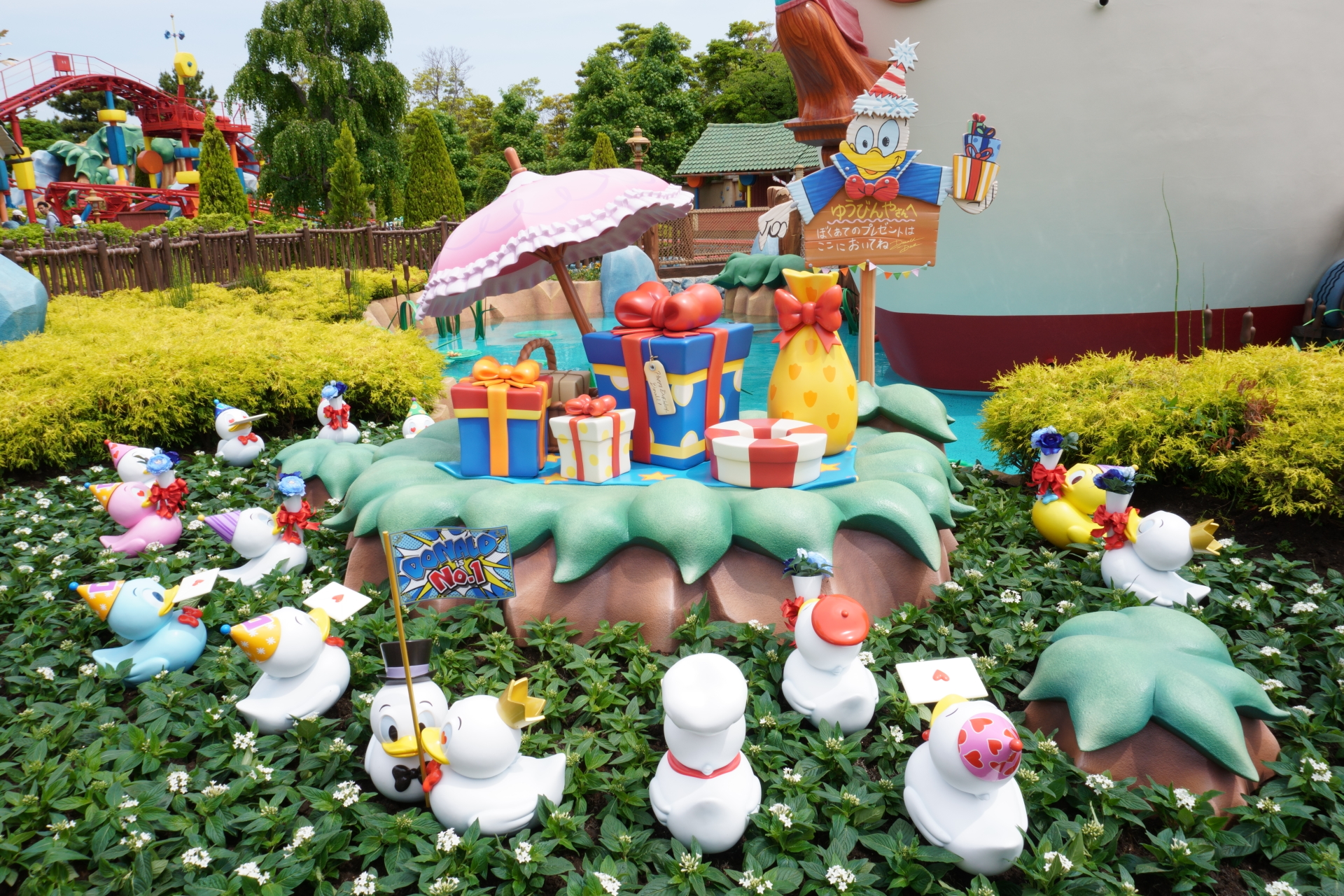 ドナルドのファンであるクワッキーダックたちもお祝い！