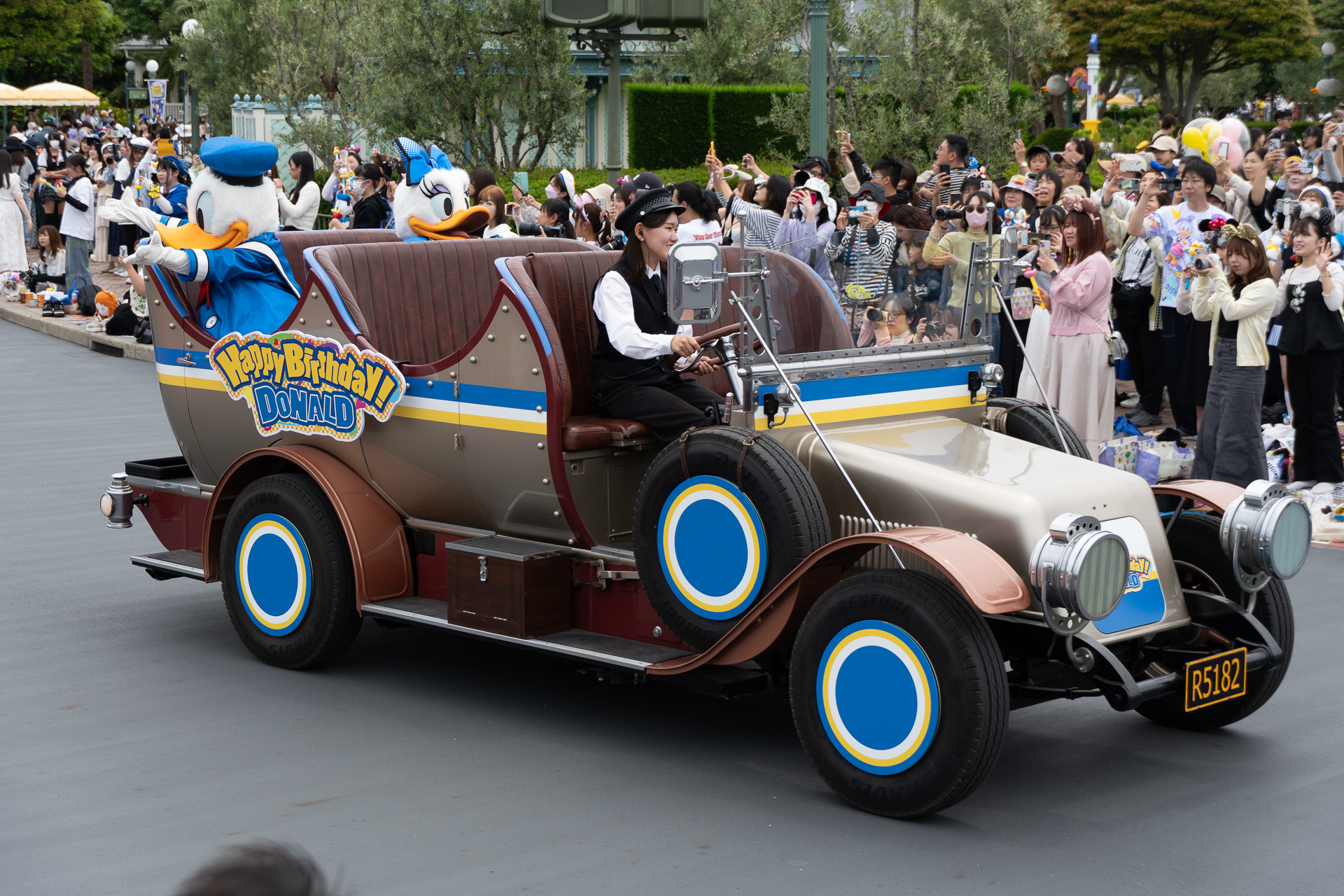 先行するのはドナルドとデイジーのクルマ