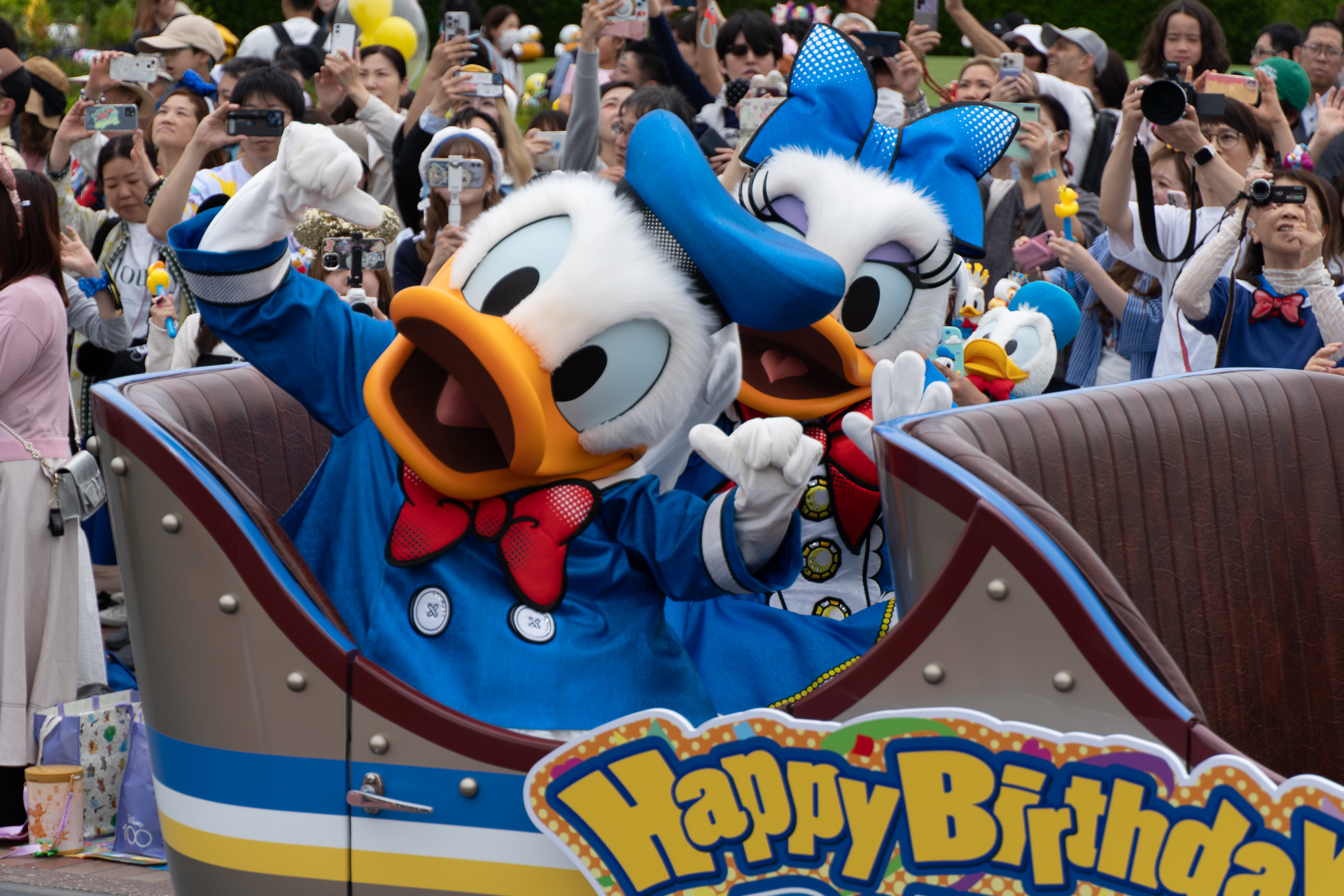 先行するのはドナルドとデイジーのクルマ