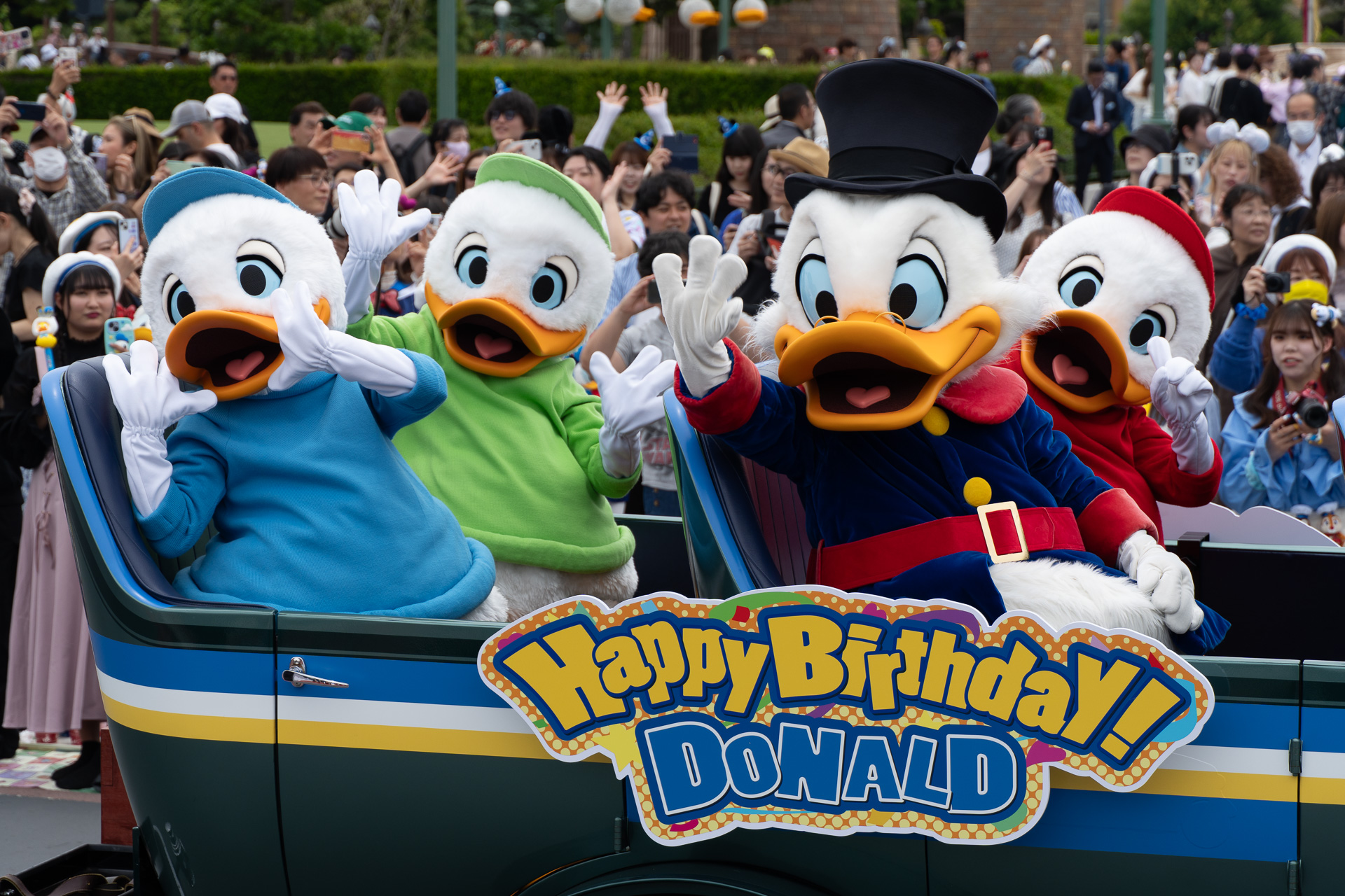 続いてスクルージ、ヒューイ、デューイ、ルーイのクルマがやってきた