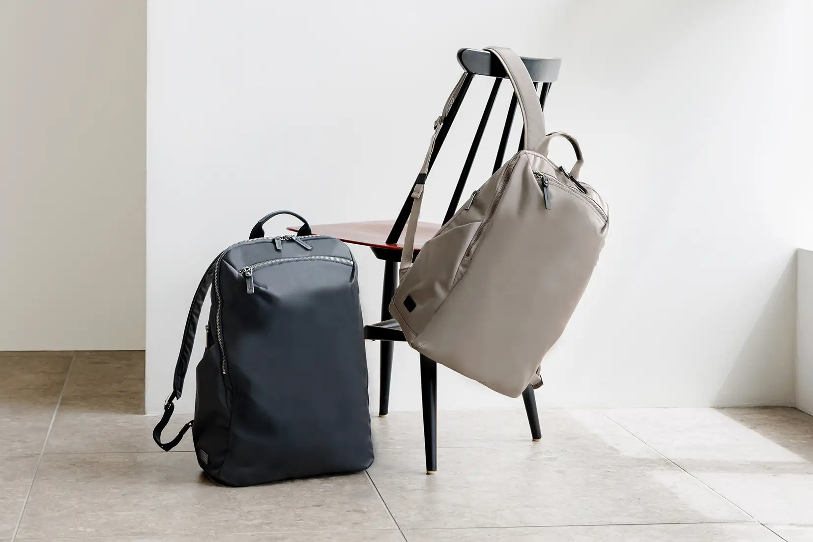 シンプルデザインの通勤向け軽量リュック