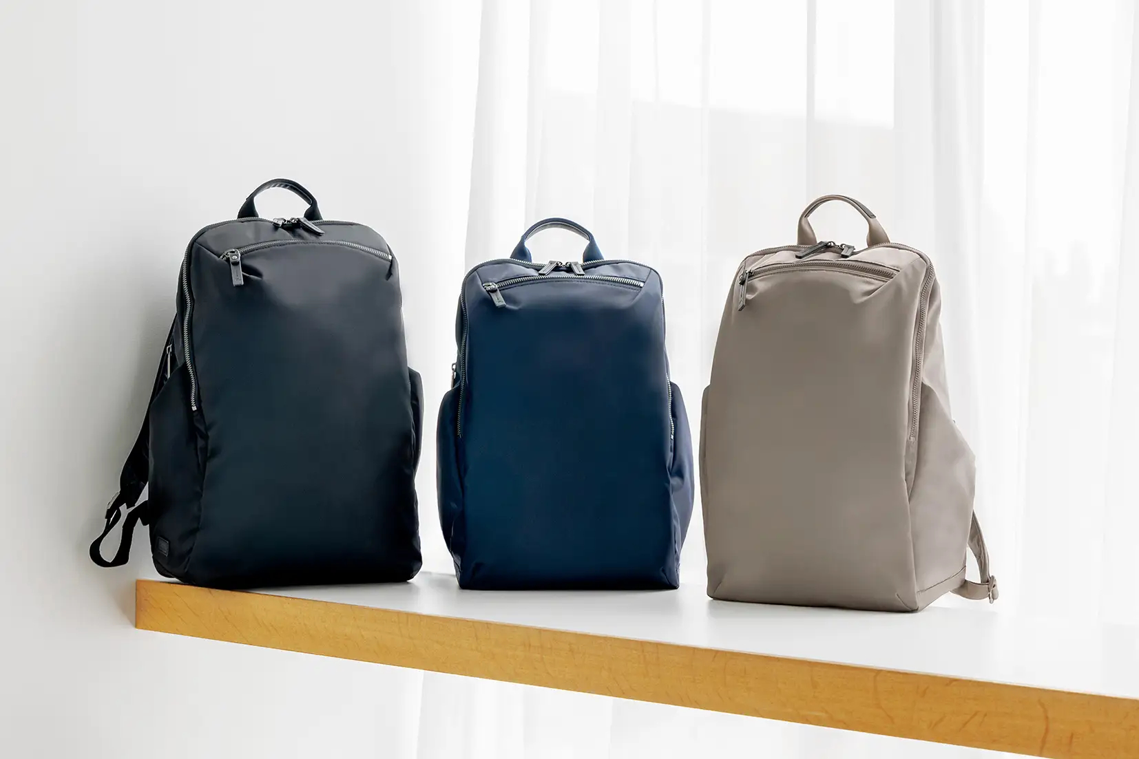 ブラック、ネイビー、グレージュの3色展開