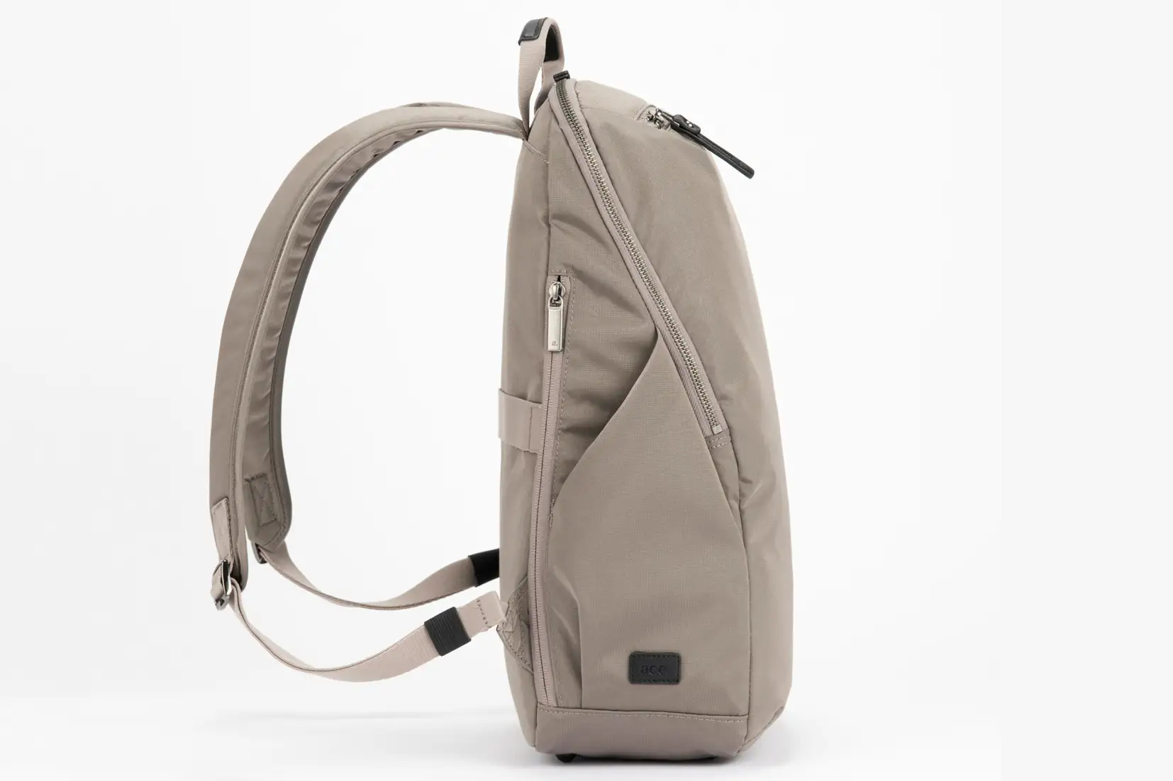 スリムな形状で電車内でも持ちやすい