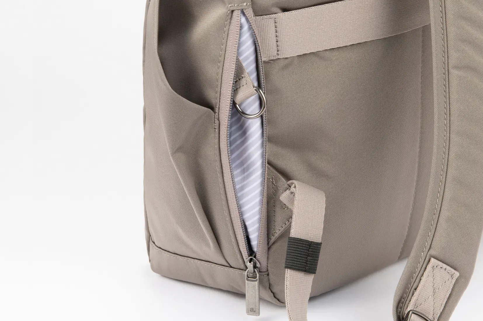 側面のファスナーポケット