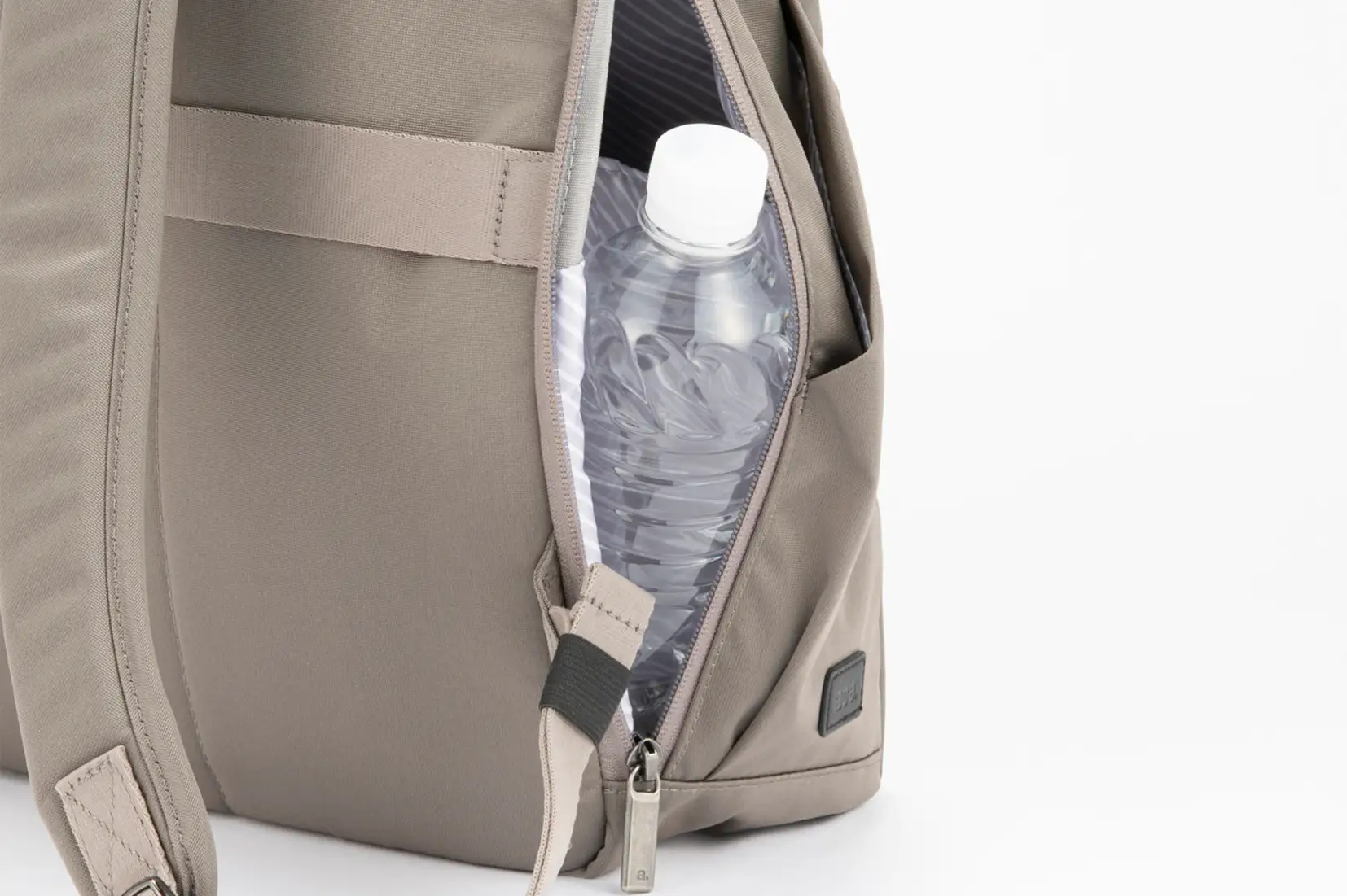 側面からも荷物が取り出せる