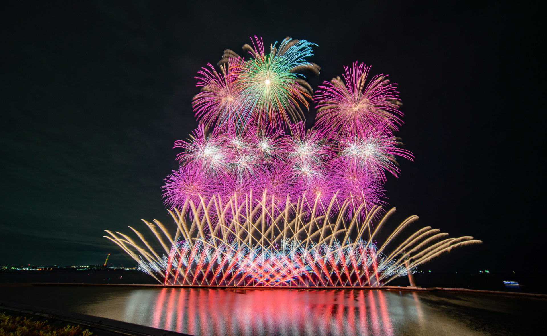 5月31日は福島県「双葉花火」が打ち上げを担当。写真は万博開幕日（4月13日）のフィナーレに夢洲の夜空を彩った打ち上げ花火