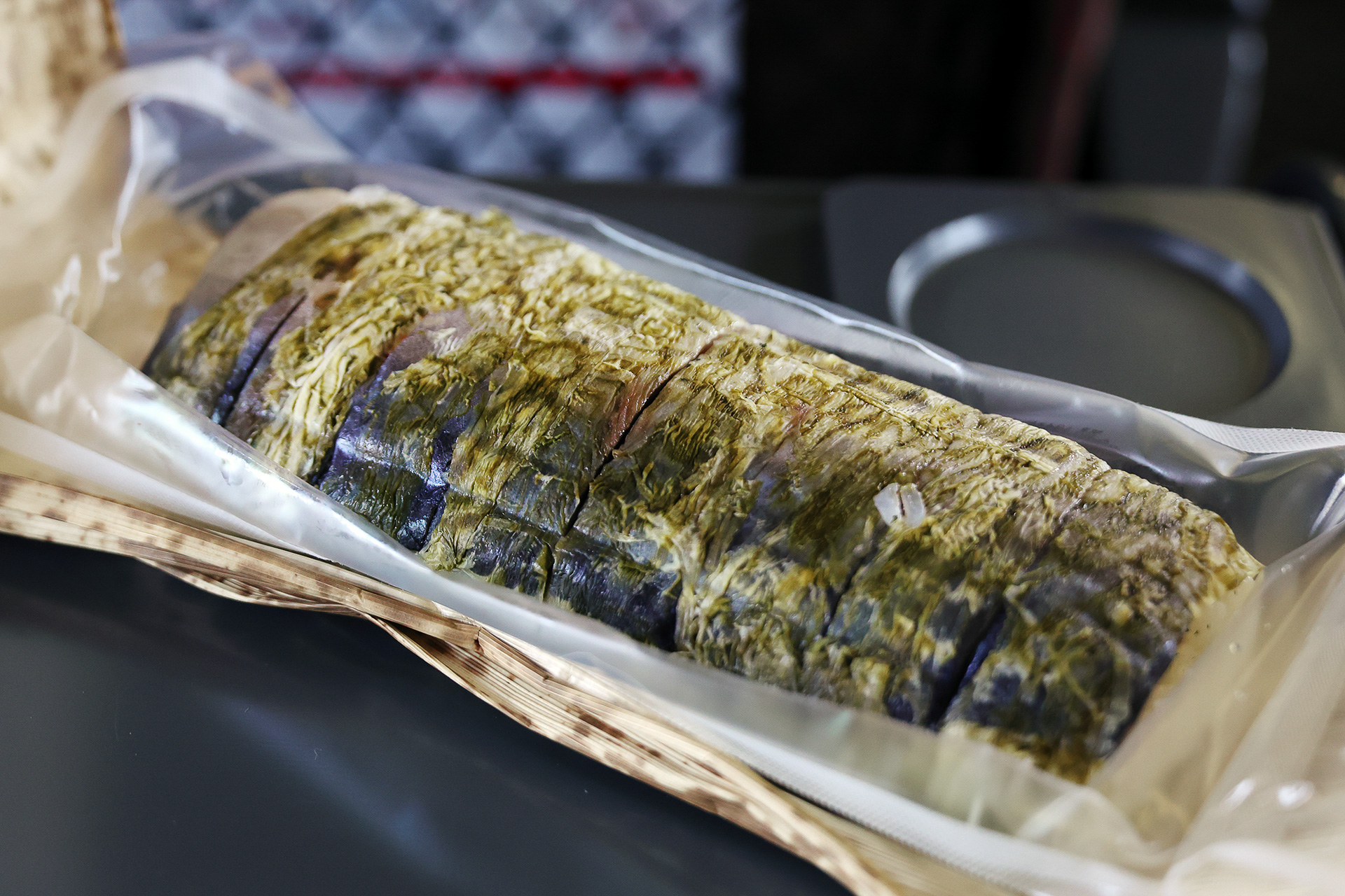 包んでいる北海道産とろろ昆布と鯖の相性がとてもよく美味しくいただけます