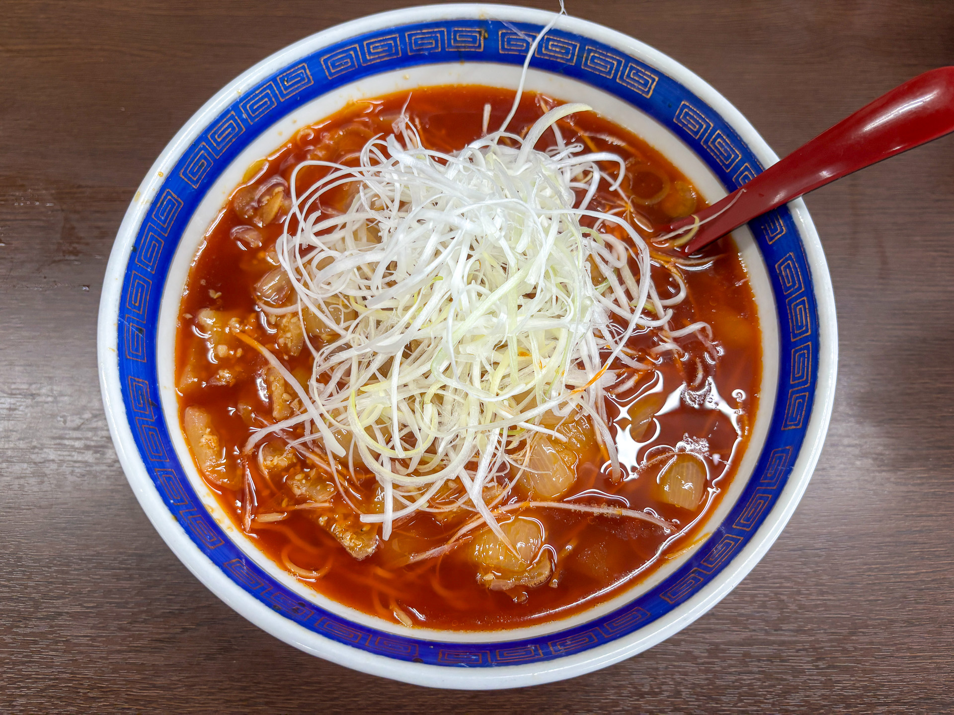 真っ赤なスープにちぢれた麺が絡み合って絶妙