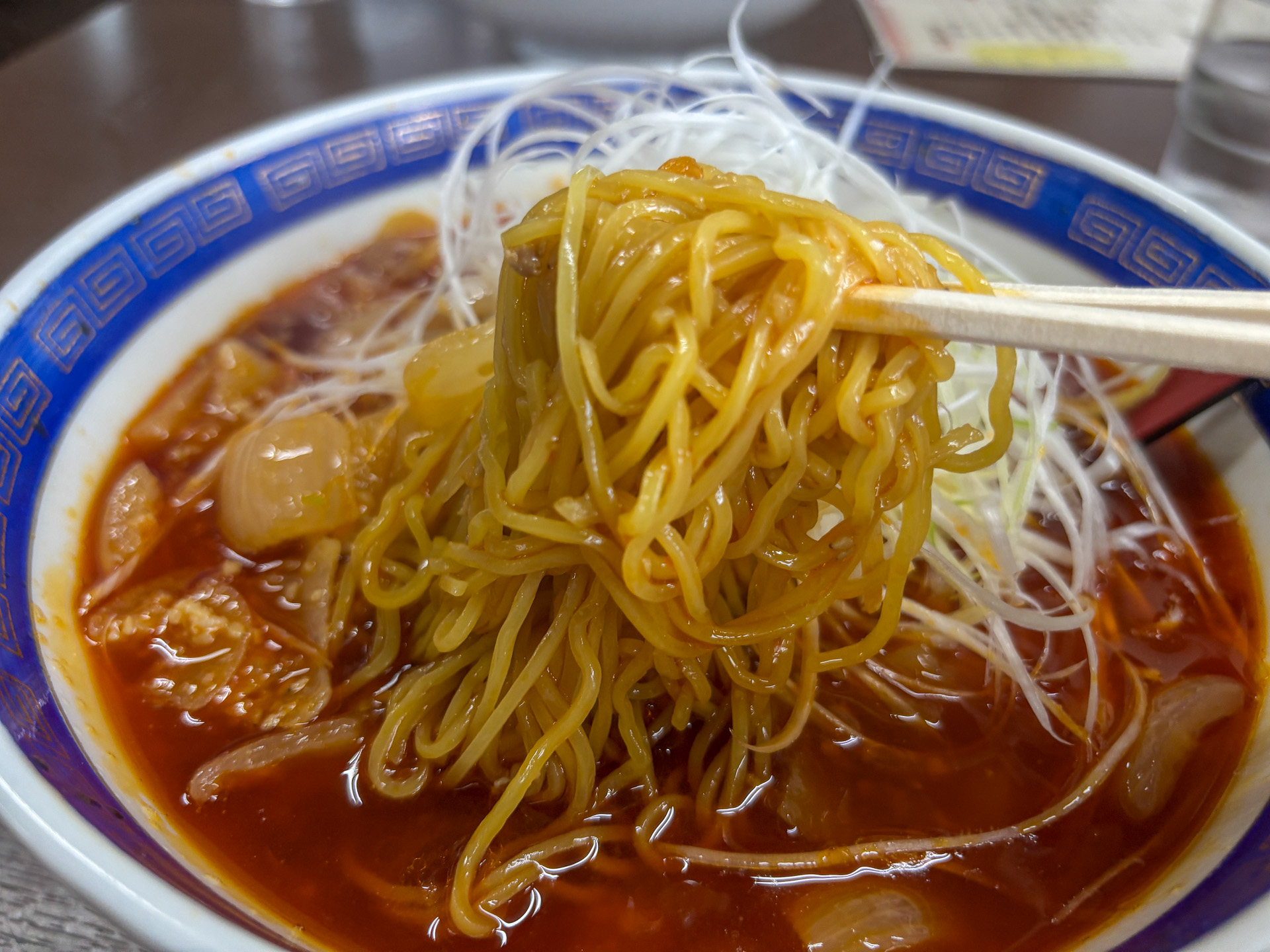 真っ赤なスープにちぢれた麺が絡み合って絶妙