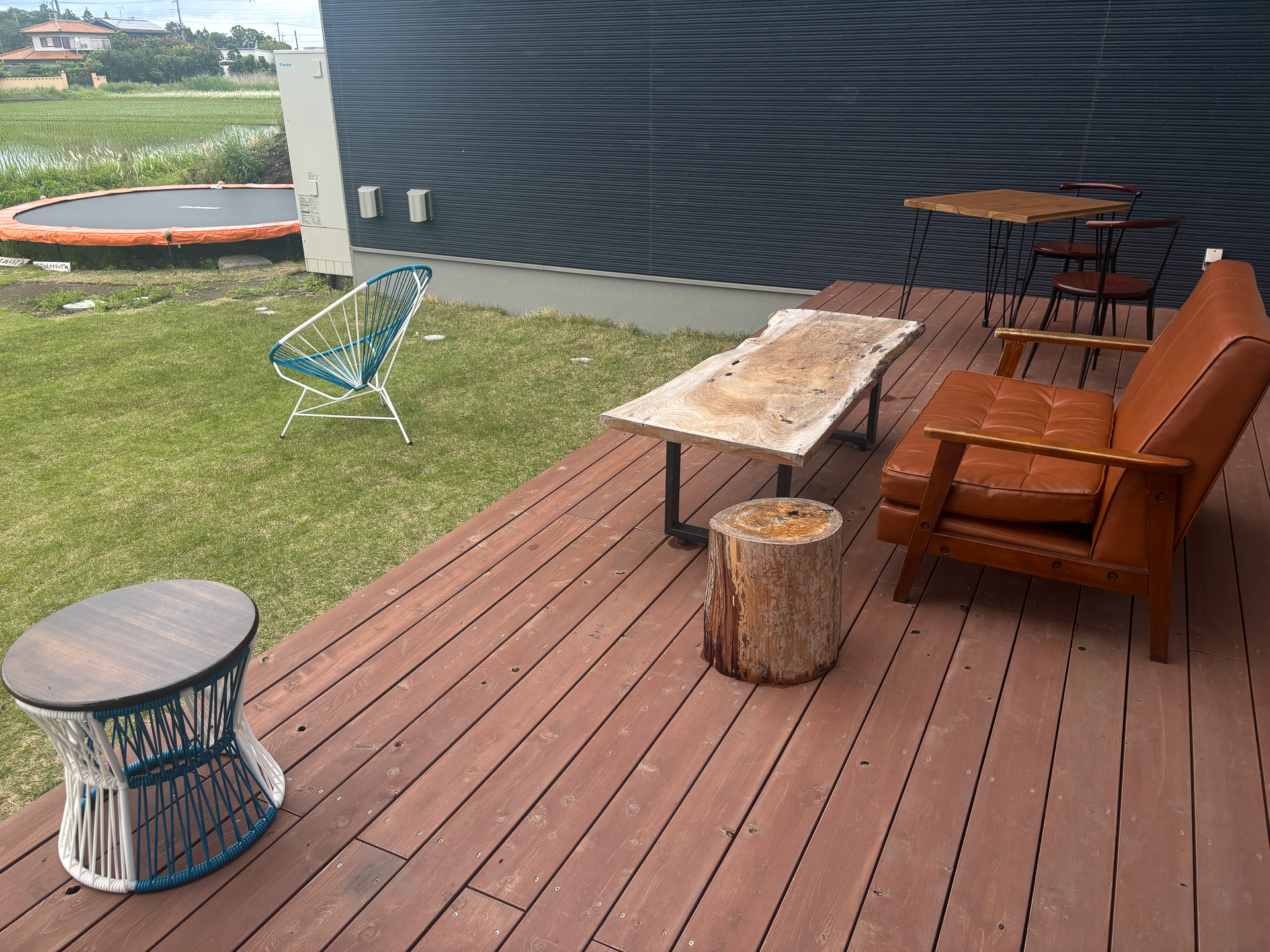 お庭にはトランポリンまで