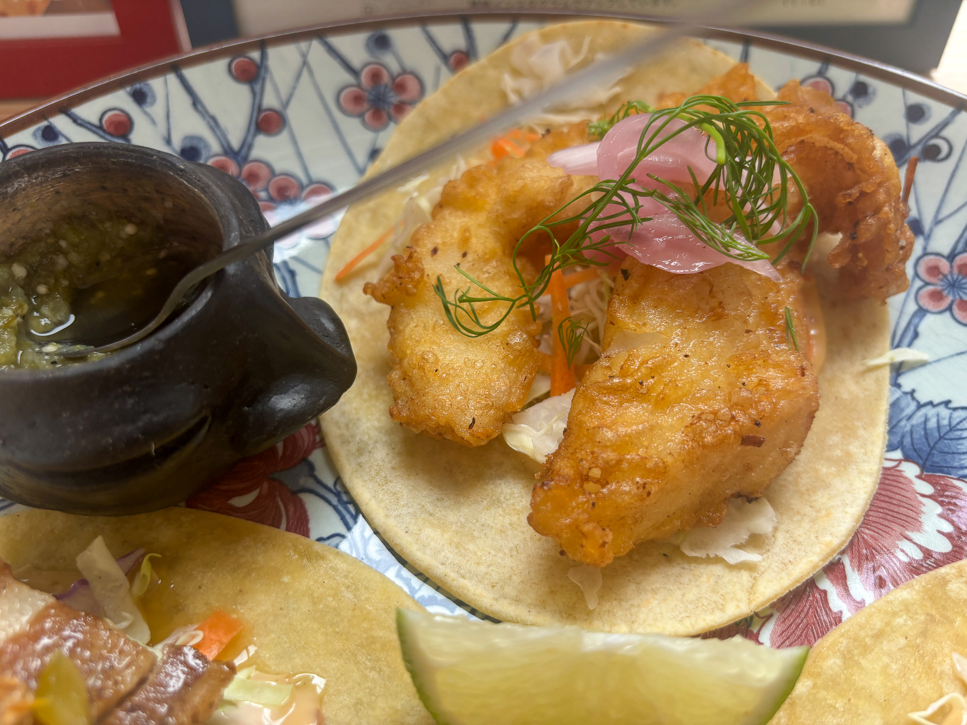 メキシコの天ぷら風に揚げた白身魚のタコス