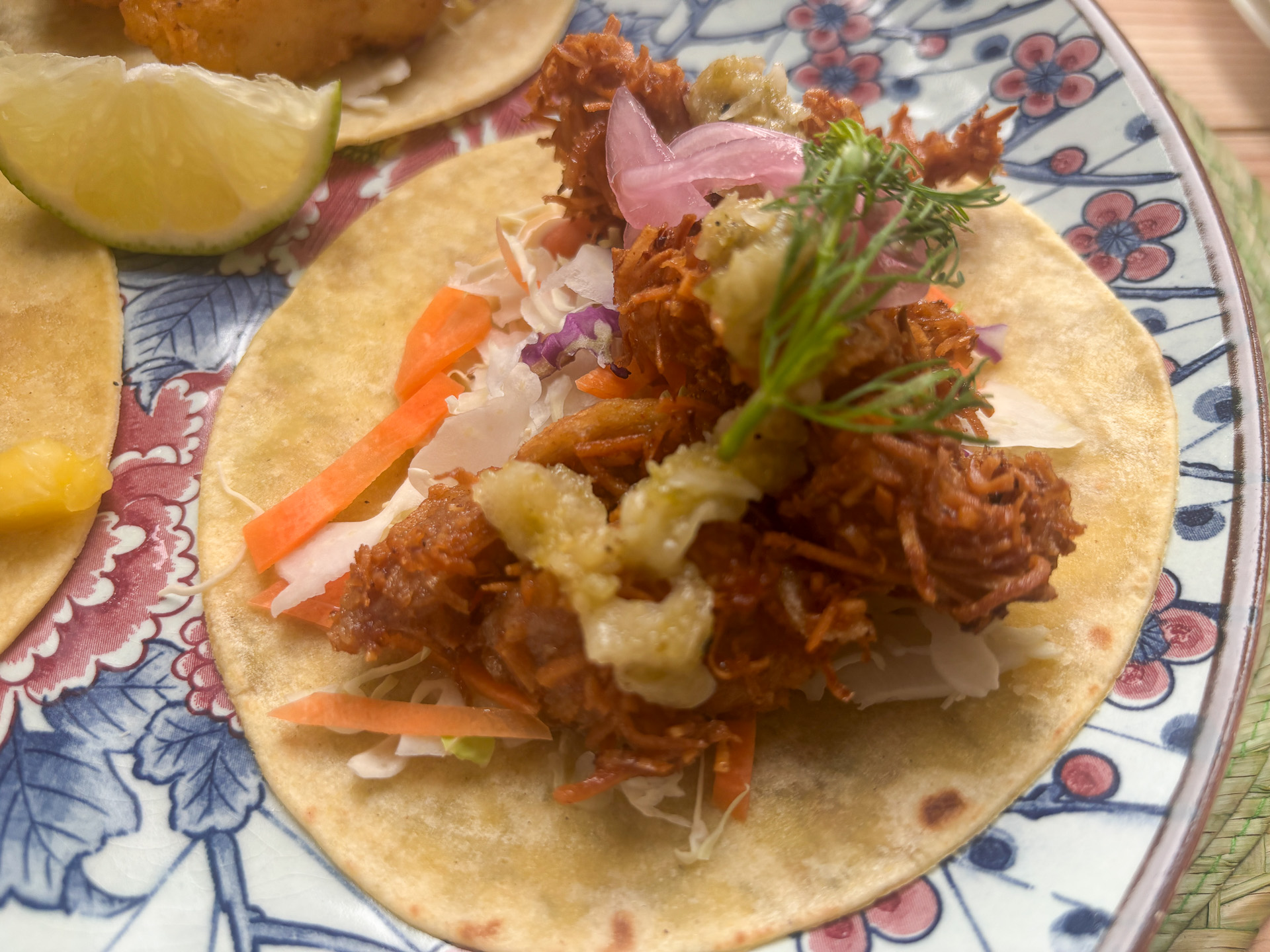 鶏のココナッツ揚げのタコス