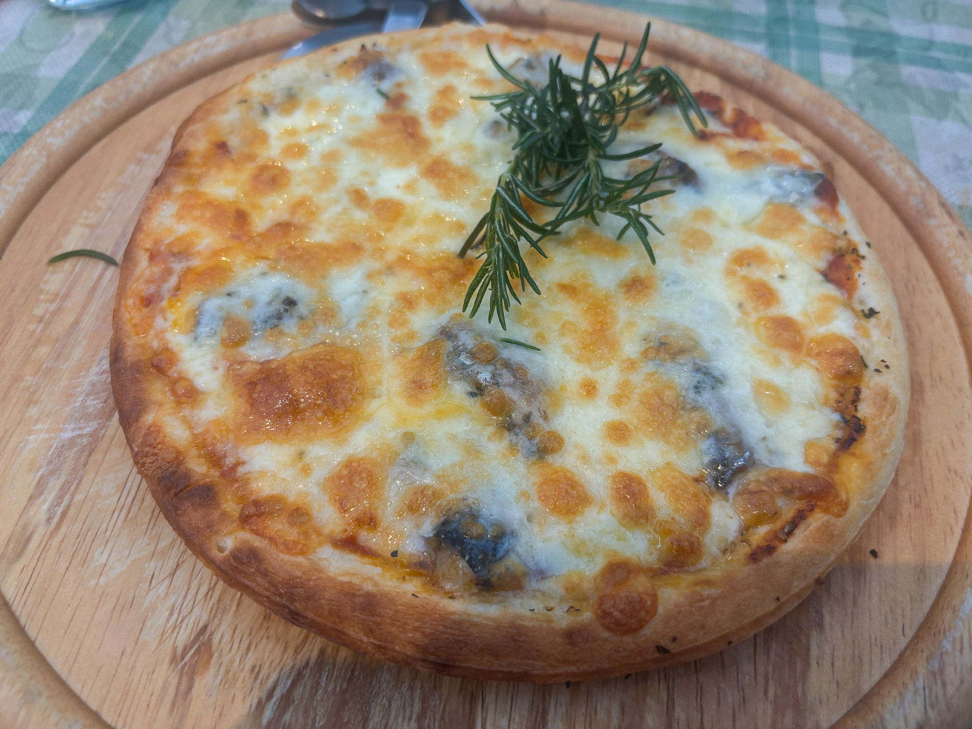 自家製オイルサーディンを使った漁師風イワシのピザ