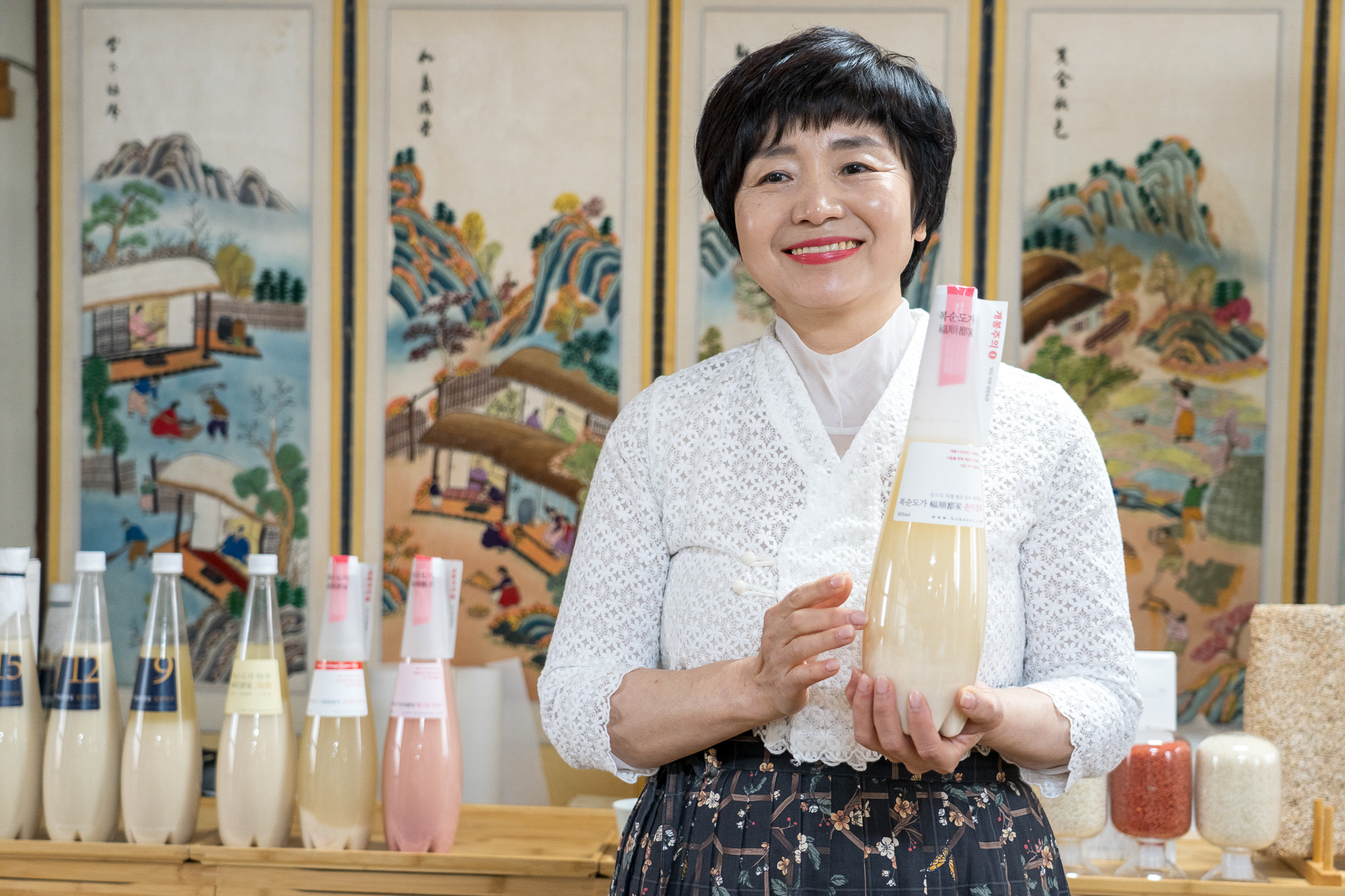 講師シン・ミヨンさん。目が釘付けになるほどの美肌はマッコリの発酵成分のおかげ!?