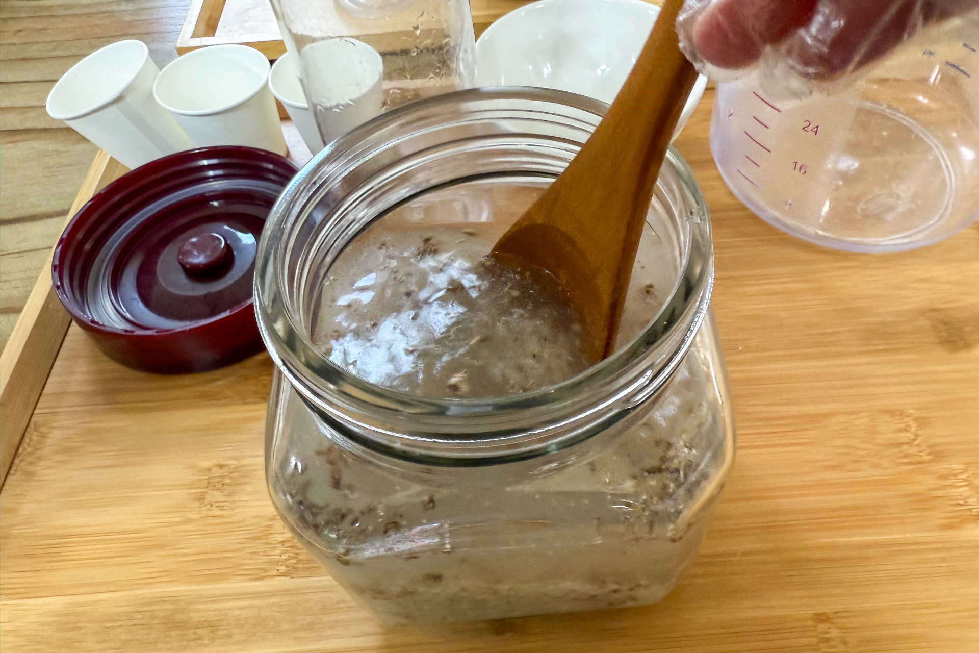 瓶に移して水を加え、再びよく混ぜる