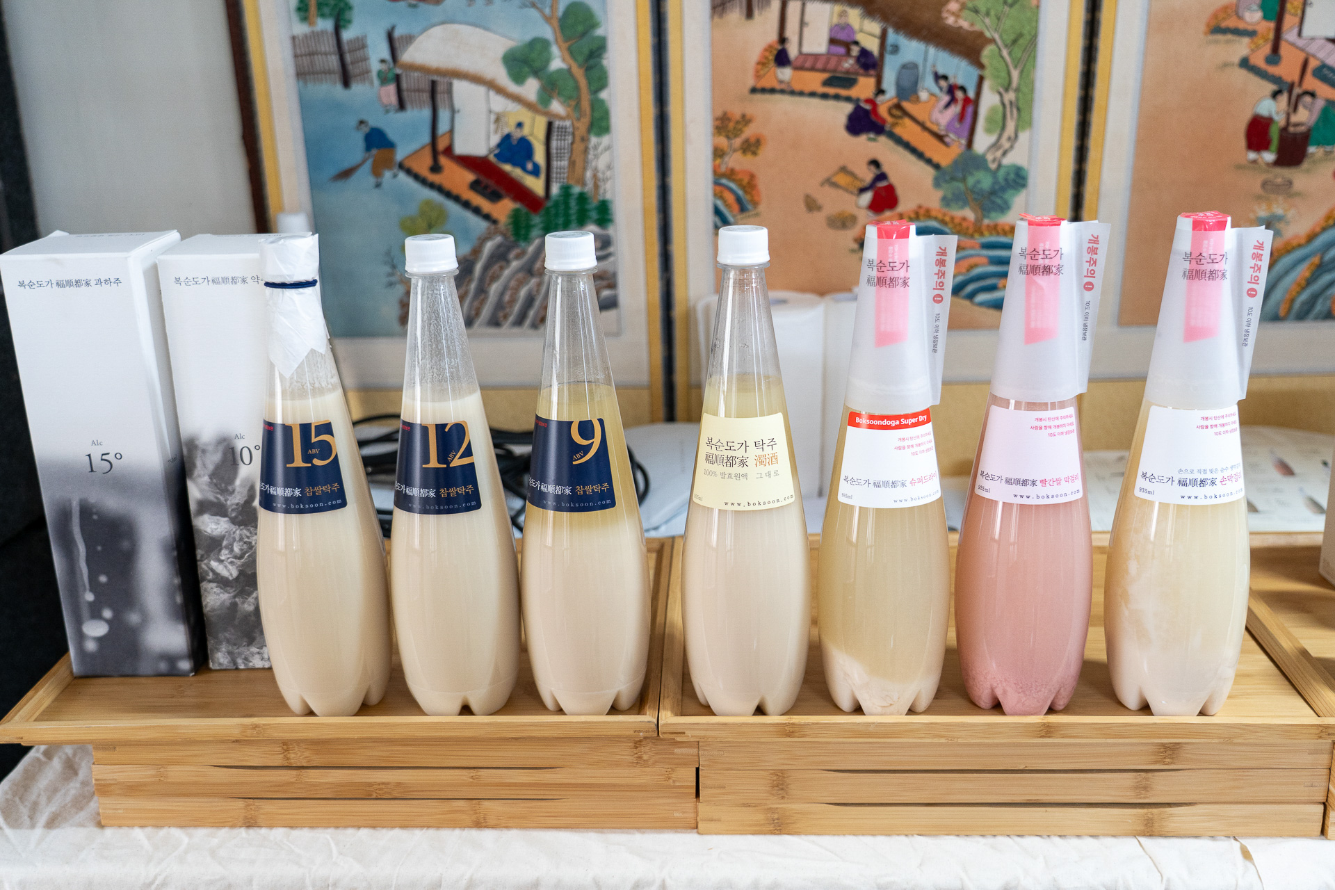 すべて手作りで製造している生マッコリ（右3つ）と濁酒（タクジュ、左4つ）