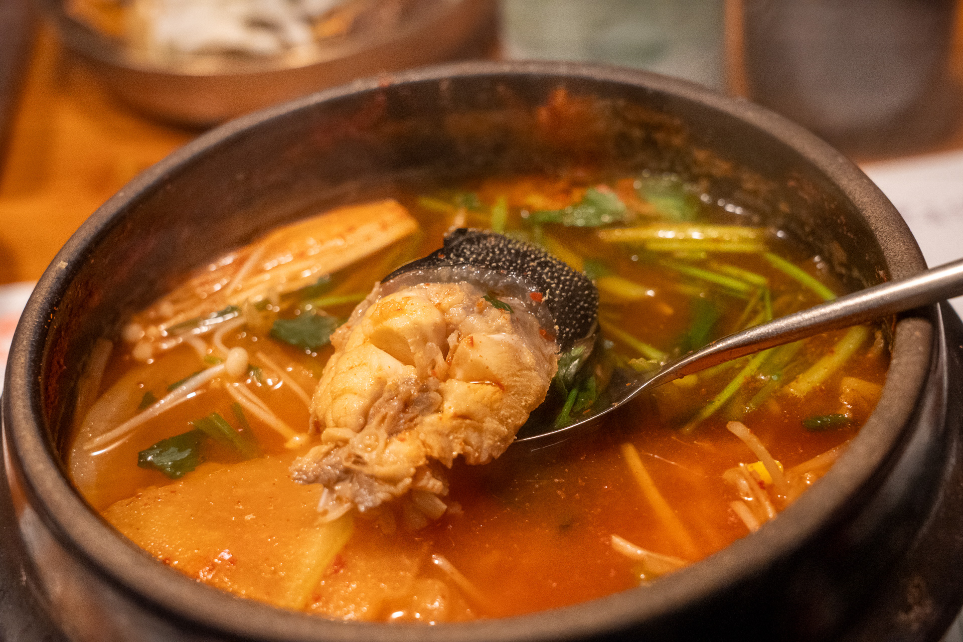 メインのふぐスープ（これは辛いバージョン）。思っていた以上にふぐが入っている